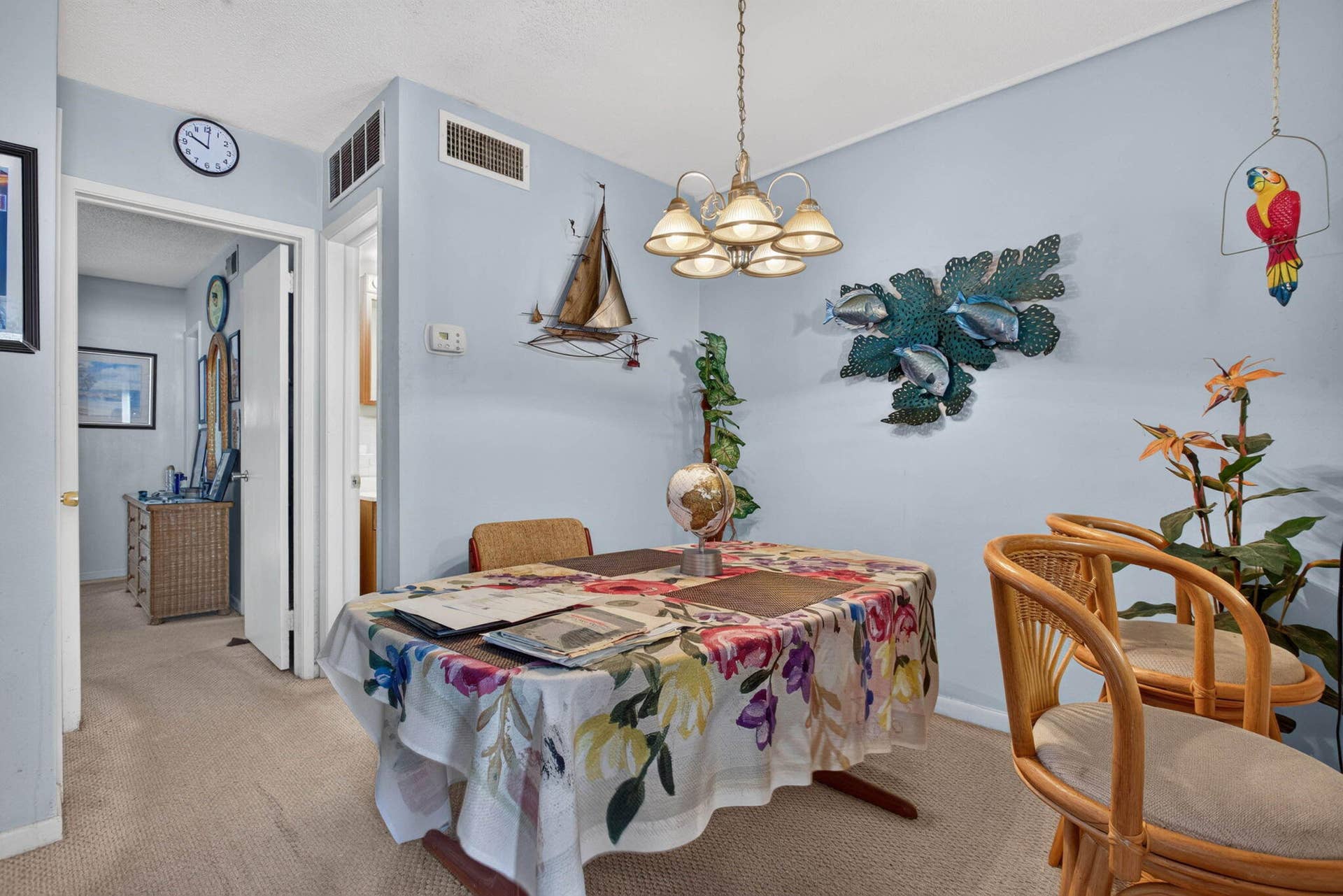 The Dining towards the kitchen has a convenient opening