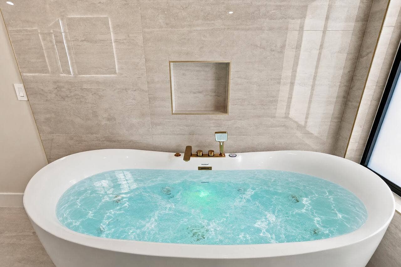 10941 BOCA WOODS Lane, Boca Raton, FL 33428 Jacuzzi tub bubbler with color feature