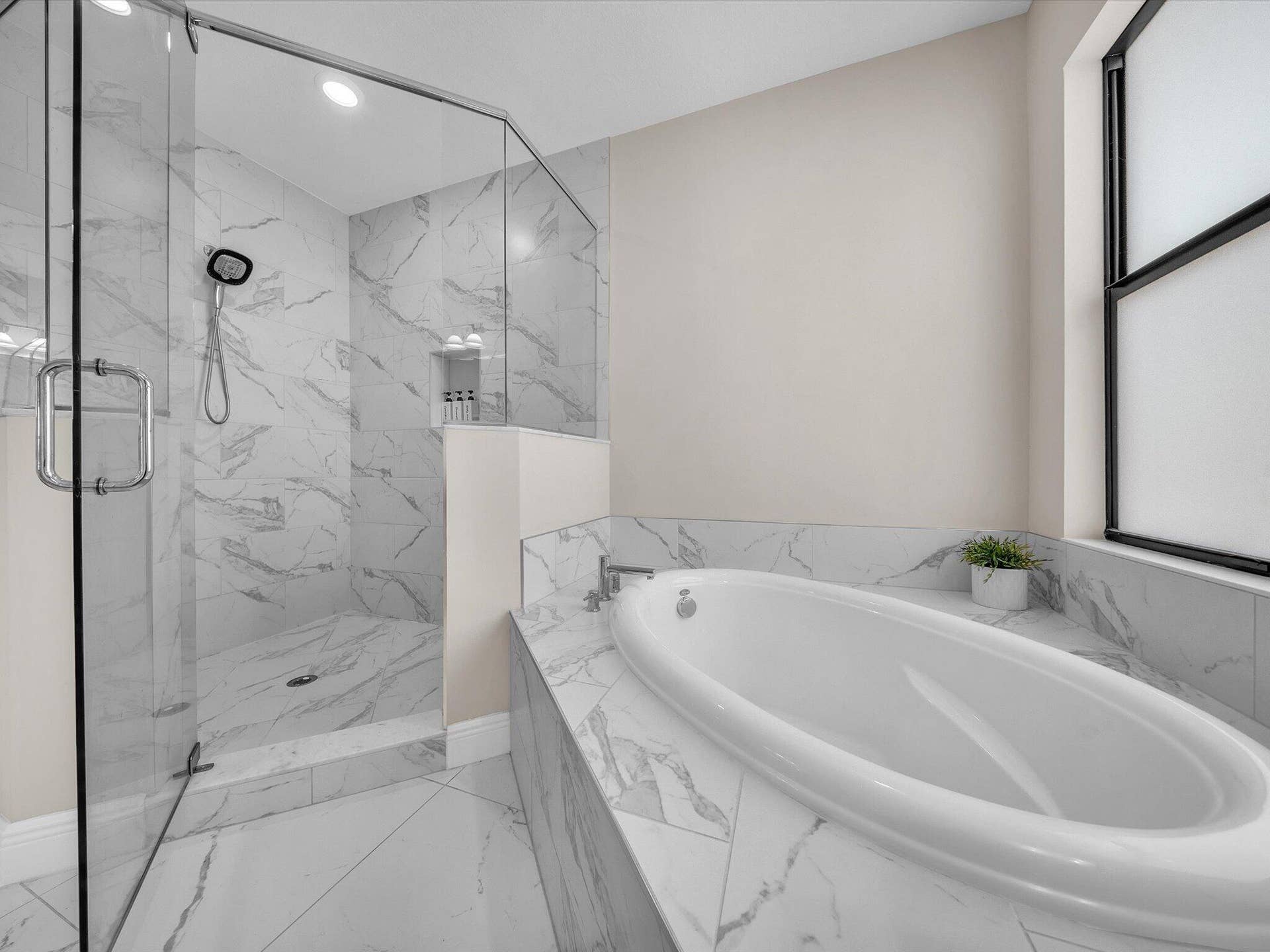 11965 S BAYPOINT Circle, Parkland, FL 33076 tub and shower built in
