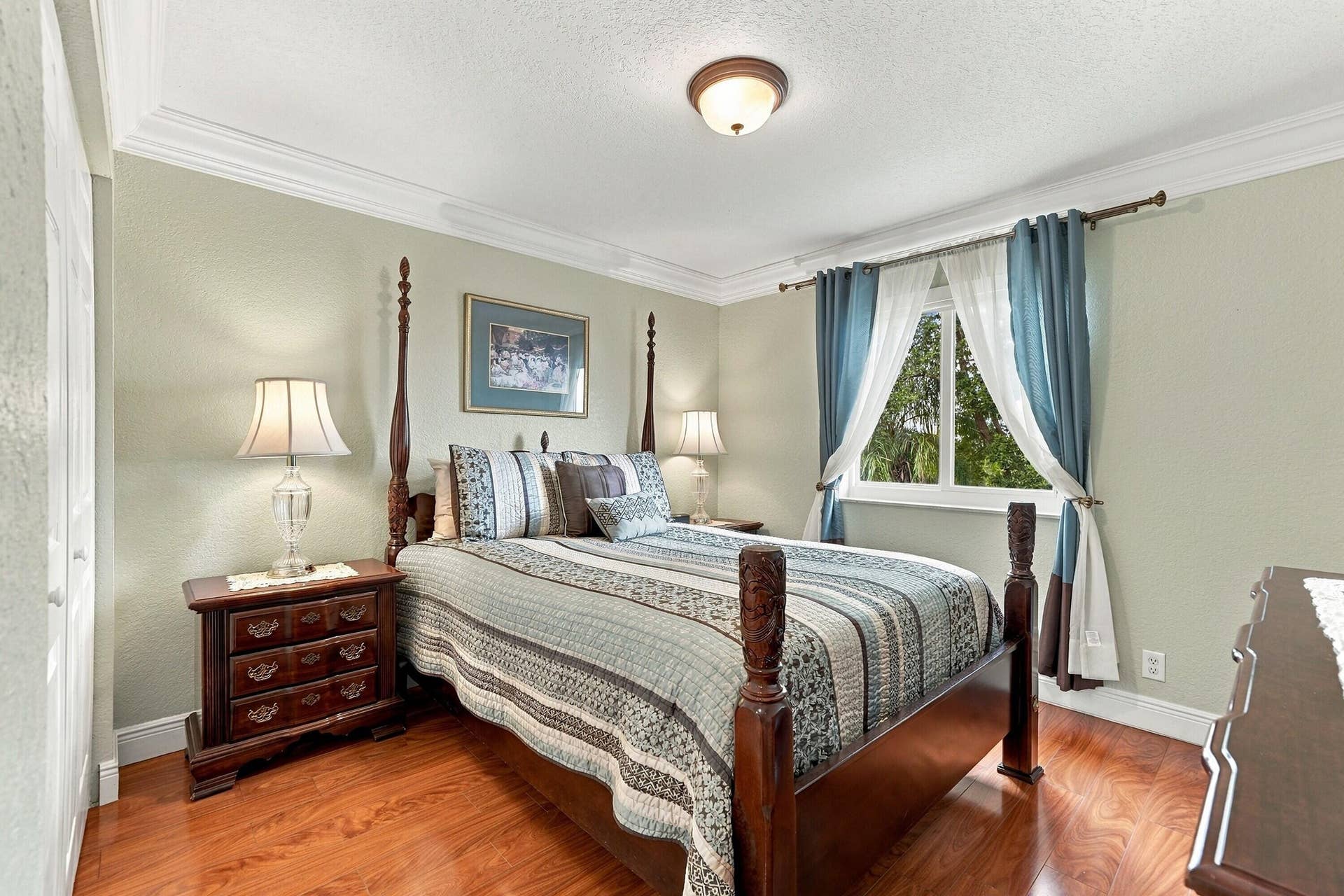 1020 Lavender Circle, Weston, FL 33327 Wood-finish flooring with crown molding and ceiling light fixture