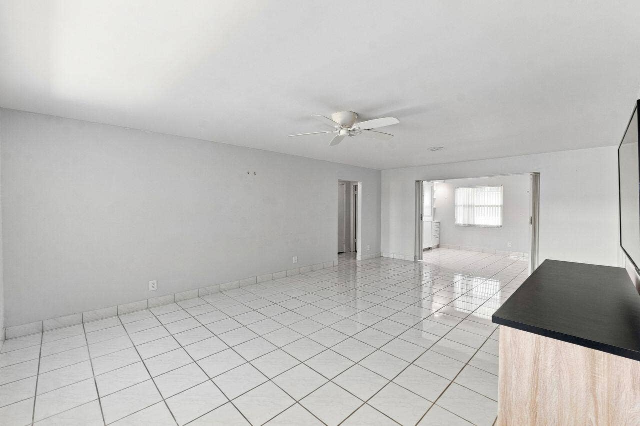 1003 SW 17th Street, Boynton Beach, FL 33426 Large living room with lots of natural light