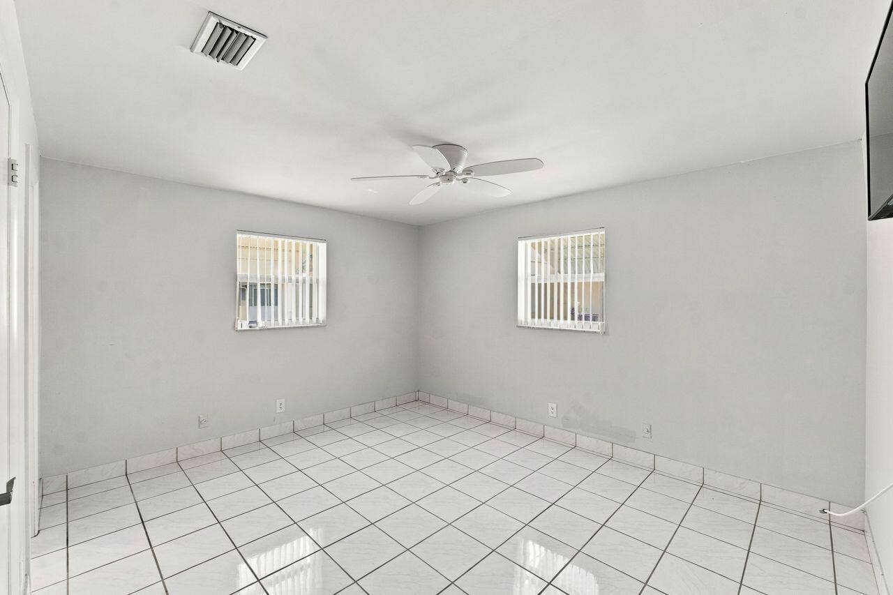 1003 SW 17th Street, Boynton Beach, FL 33426 Light and bright with walk in closet