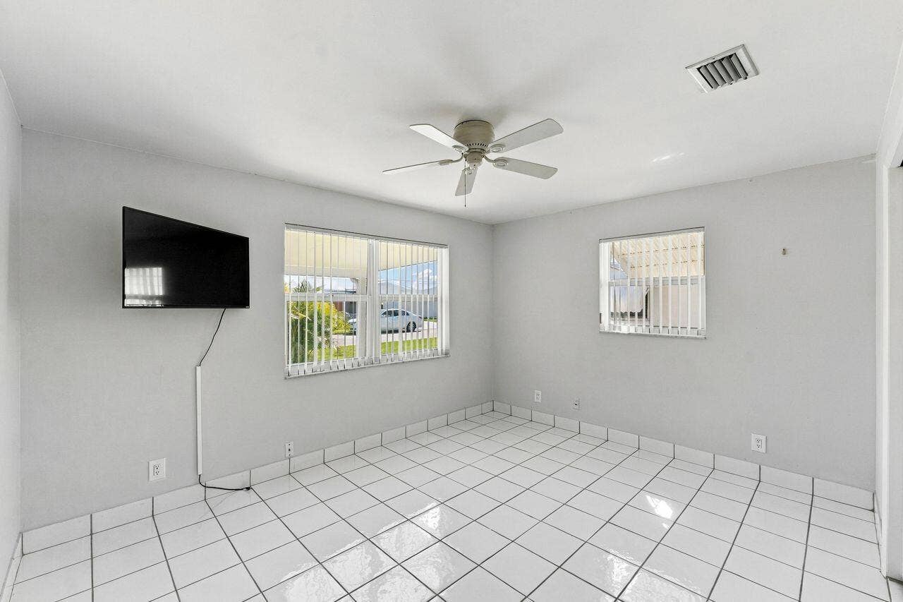 1003 SW 17th Street, Boynton Beach, FL 33426 Dual windows for lots of natural light and a large closet