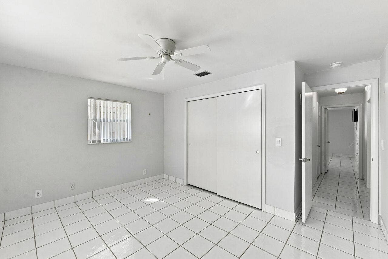 1003 SW 17th Street, Boynton Beach, FL 33426 Nice sized bedroom with large closet and convenient to 2nd bathroom