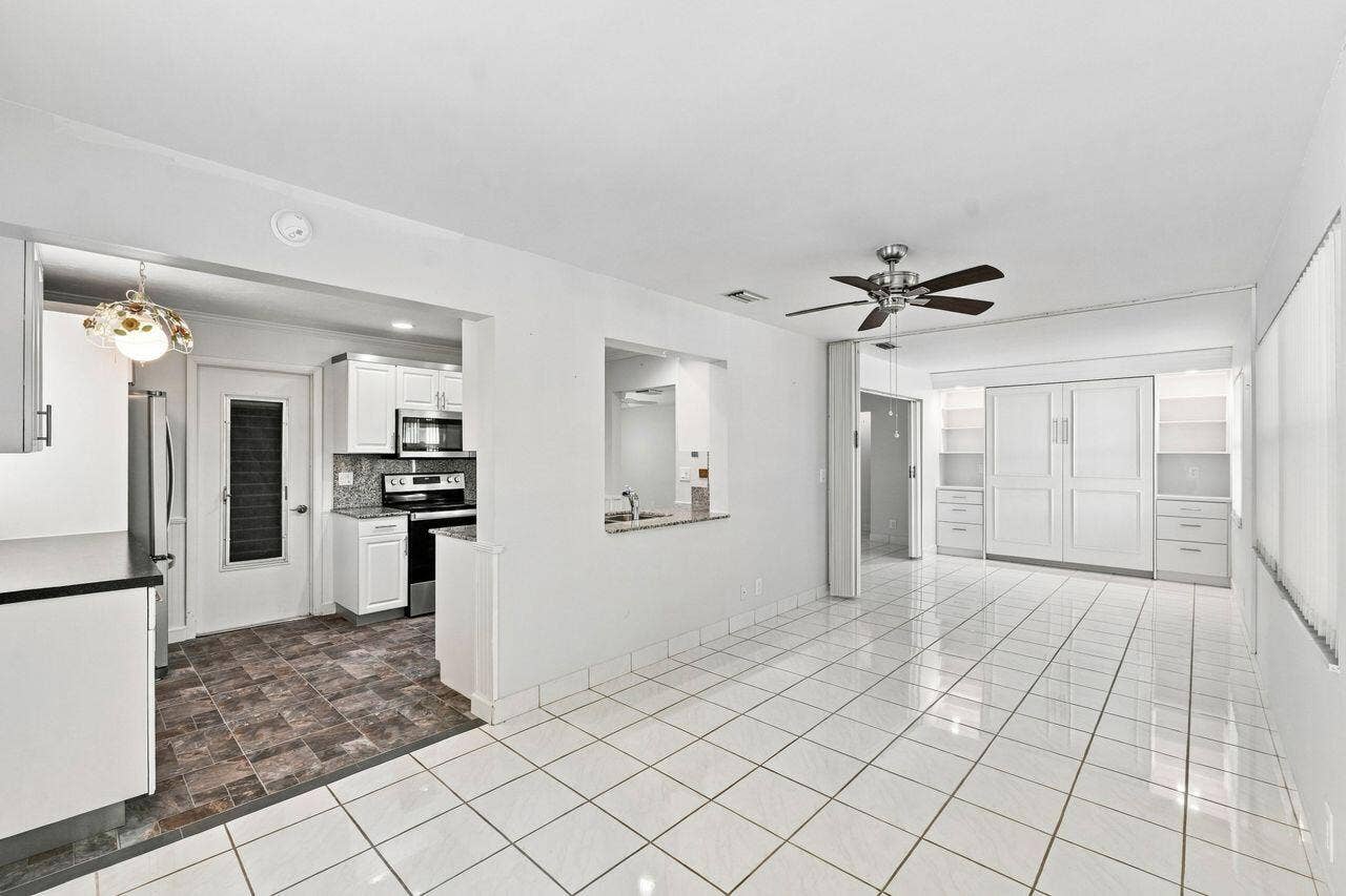 1003 SW 17th Street, Boynton Beach, FL 33426 Light and bright open area for dining and/or family room