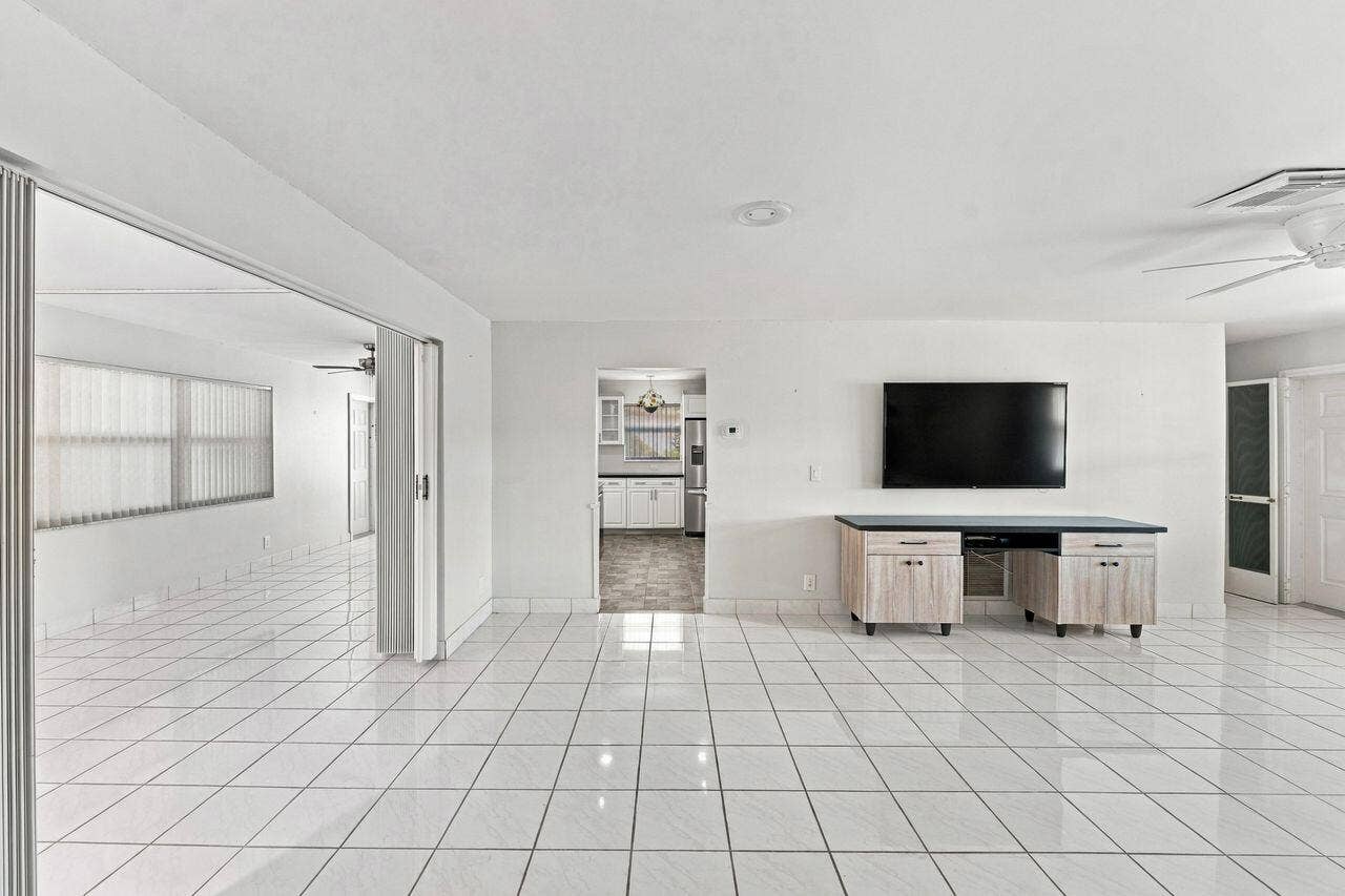 1003 SW 17th Street, Boynton Beach, FL 33426 Large and open living room adjoining kitchen and family room