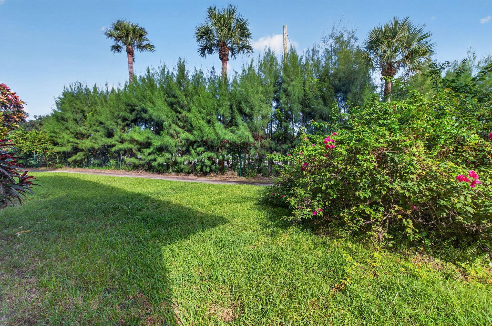 2320 SW 22nd Avenue, #211, Delray Beach, FL 33445 Manicured grounds with mature privacy hedges and varied landscaping