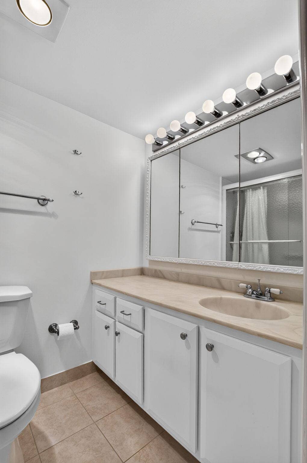 2320 SW 22nd Avenue, #211, Delray Beach, FL 33445 Primary ensuite bath