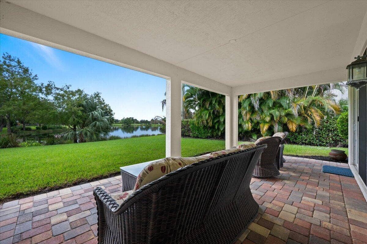 128 Umbrella Place, Jupiter, FL 33458 Covered Patio for Relaxing
