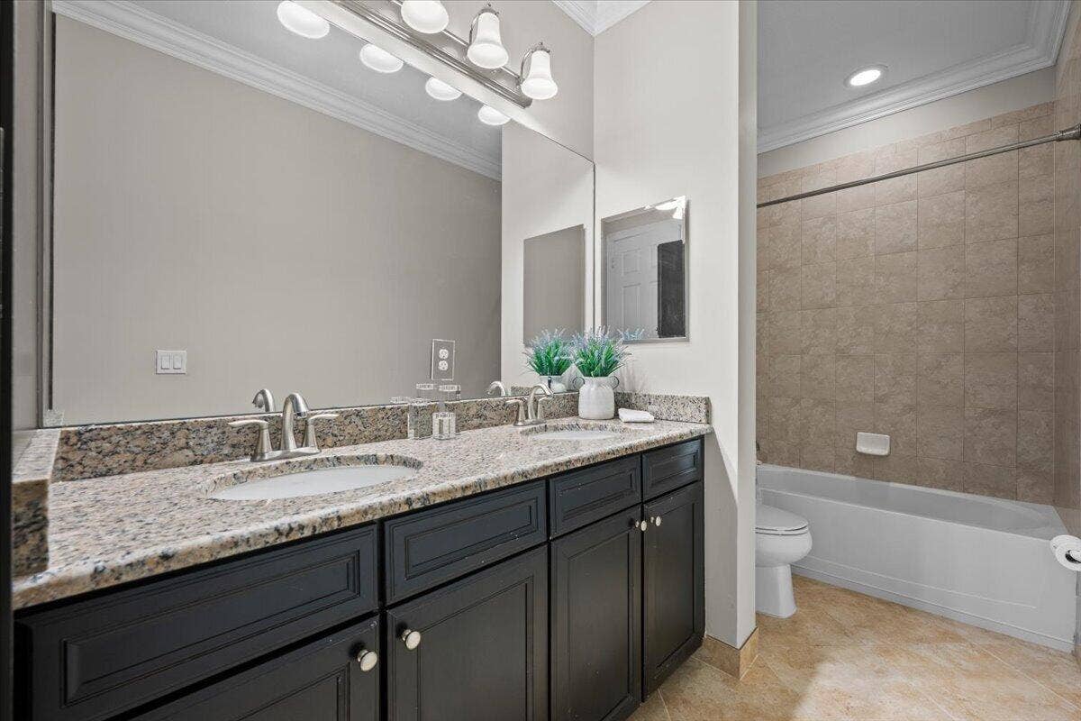 128 Umbrella Place, Jupiter, FL 33458 Dual sink guest Bath with shower/tub