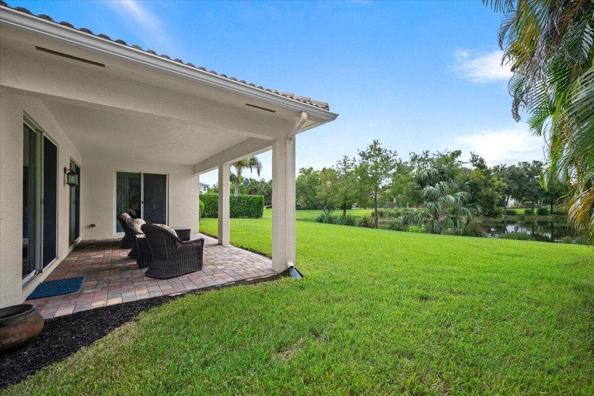 128 Umbrella Place, Jupiter, FL 33458 Outdoor Living with Green Views