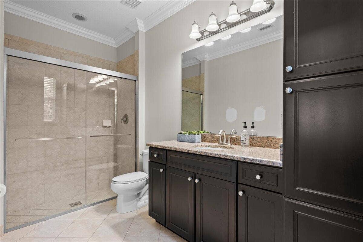 128 Umbrella Place, Jupiter, FL 33458 En Suite Guest Bathroom