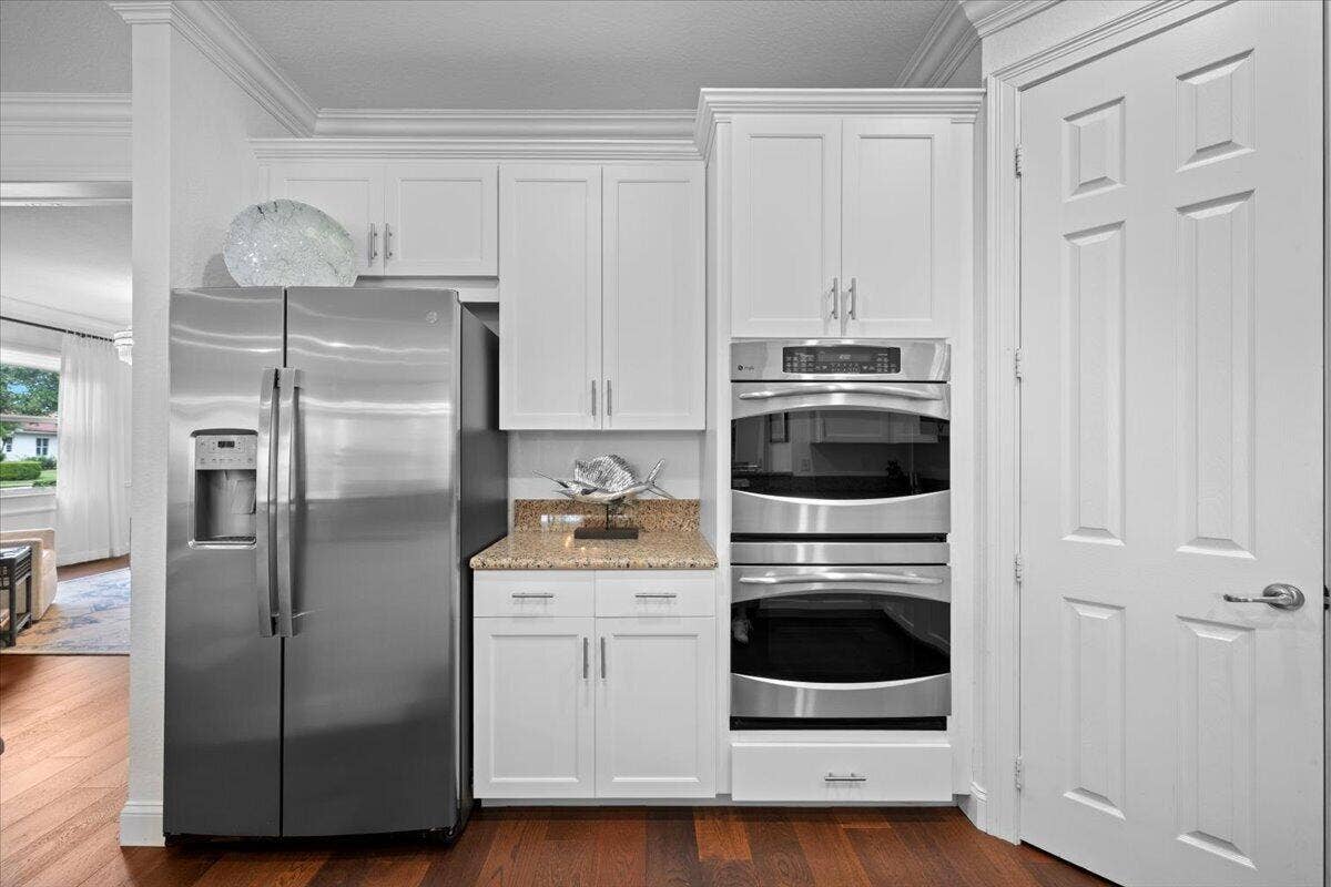 128 Umbrella Place, Jupiter, FL 33458 Kitchen Storage and Double Ovens