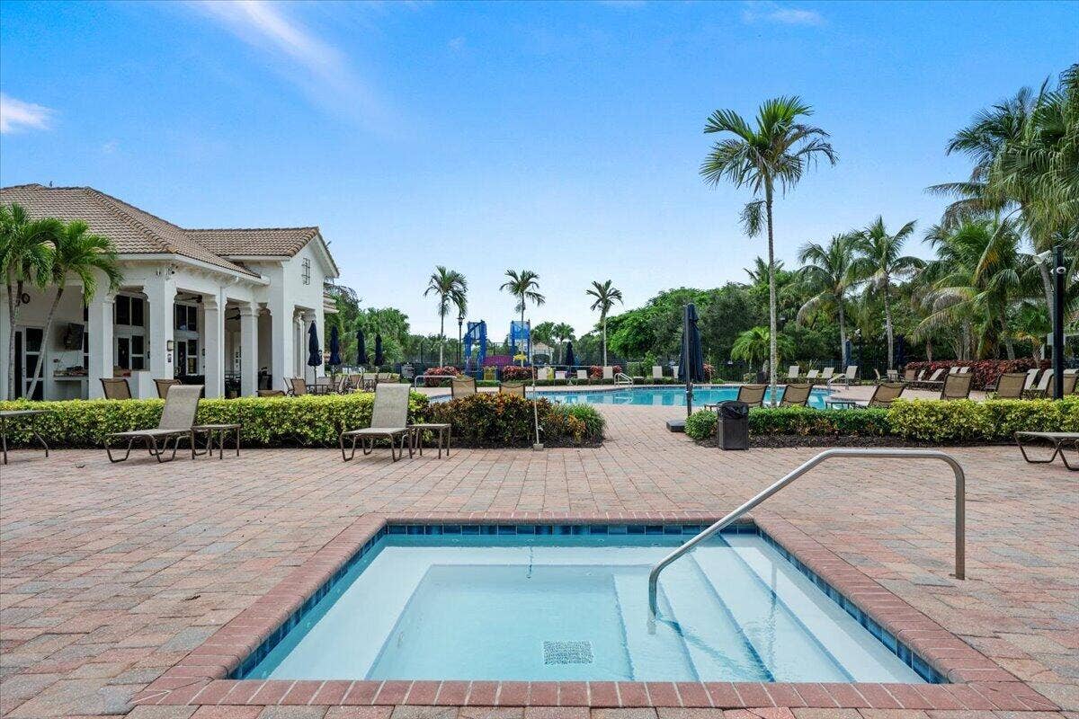 128 Umbrella Place, Jupiter, FL 33458 Community Pool and Spa