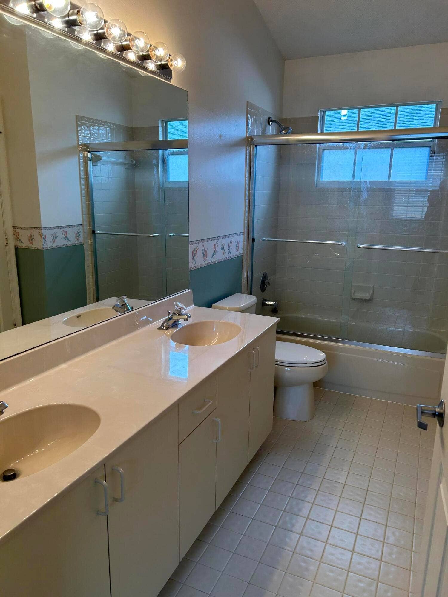 331 OAK CREST Terrace, #331, Jupiter, Jupiter, FL 33458 JACK & JILL GUEST BATHROOM
