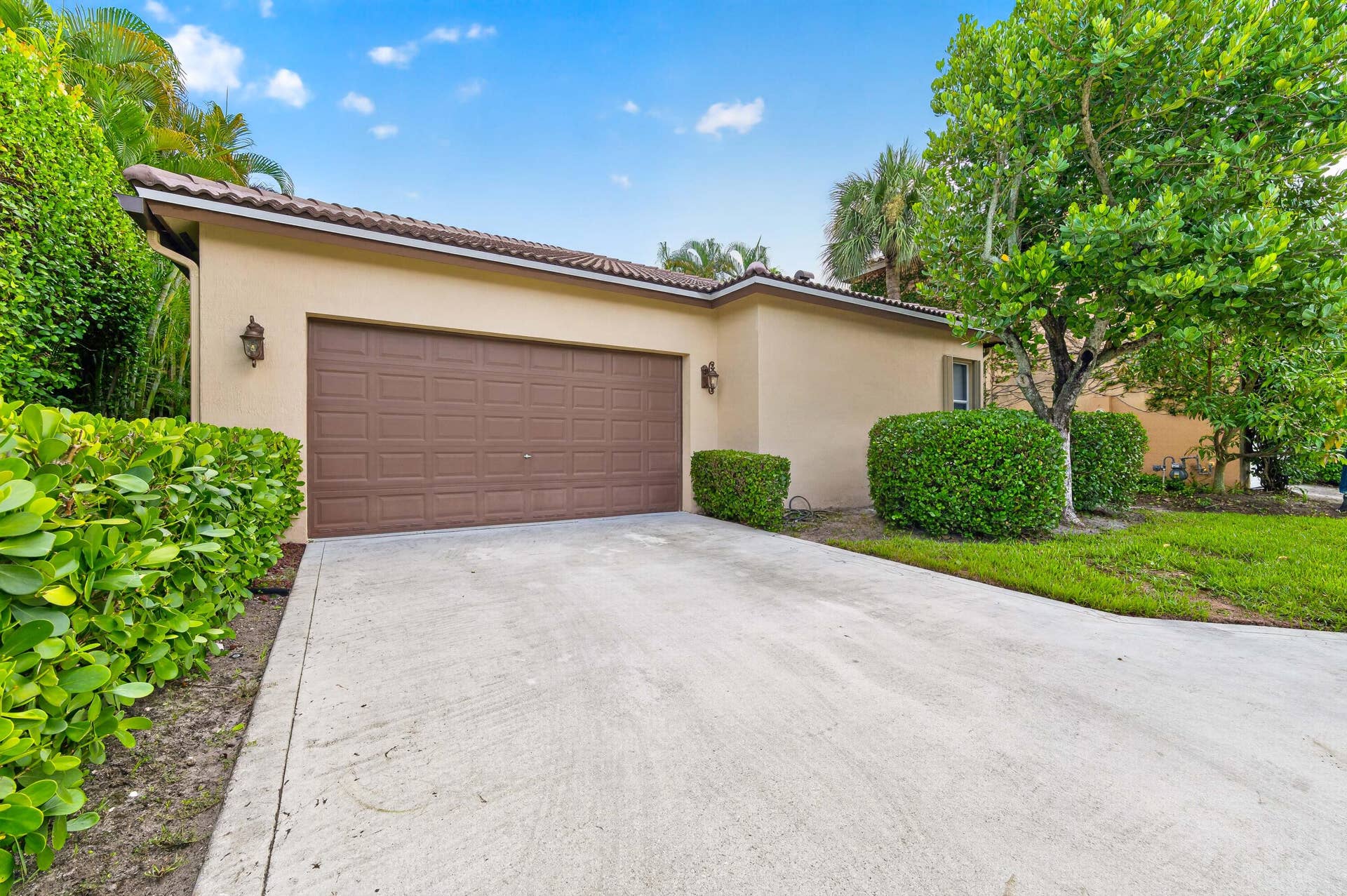 122 SANTIAGO Drive, Jupiter, FL 33458 Garage Driveway