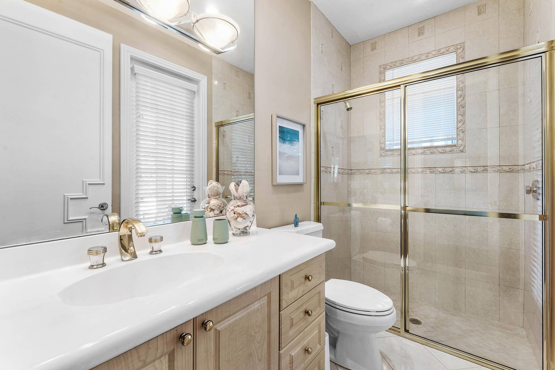 125 Windward Drive, Palm Beach Gardens, FL 33418 Guest Bath