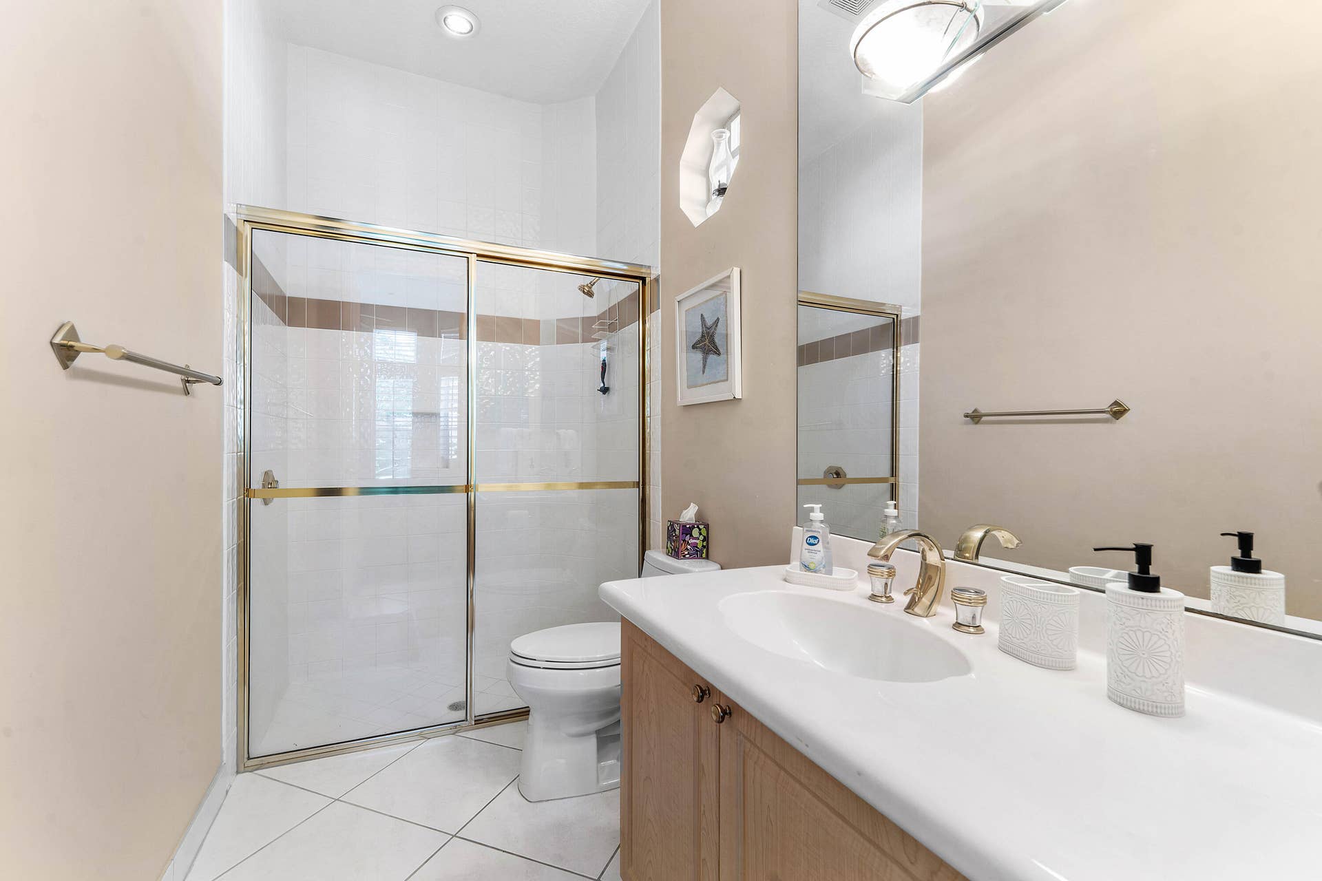 125 Windward Drive, Palm Beach Gardens, FL 33418 Guest Bath