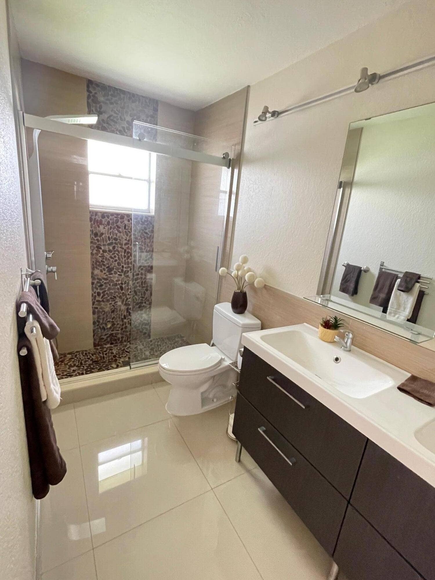 1304 SW 15TH Street, Boynton Beach, FL 33426 BATHROOM TASTEFULLY REFINISHED