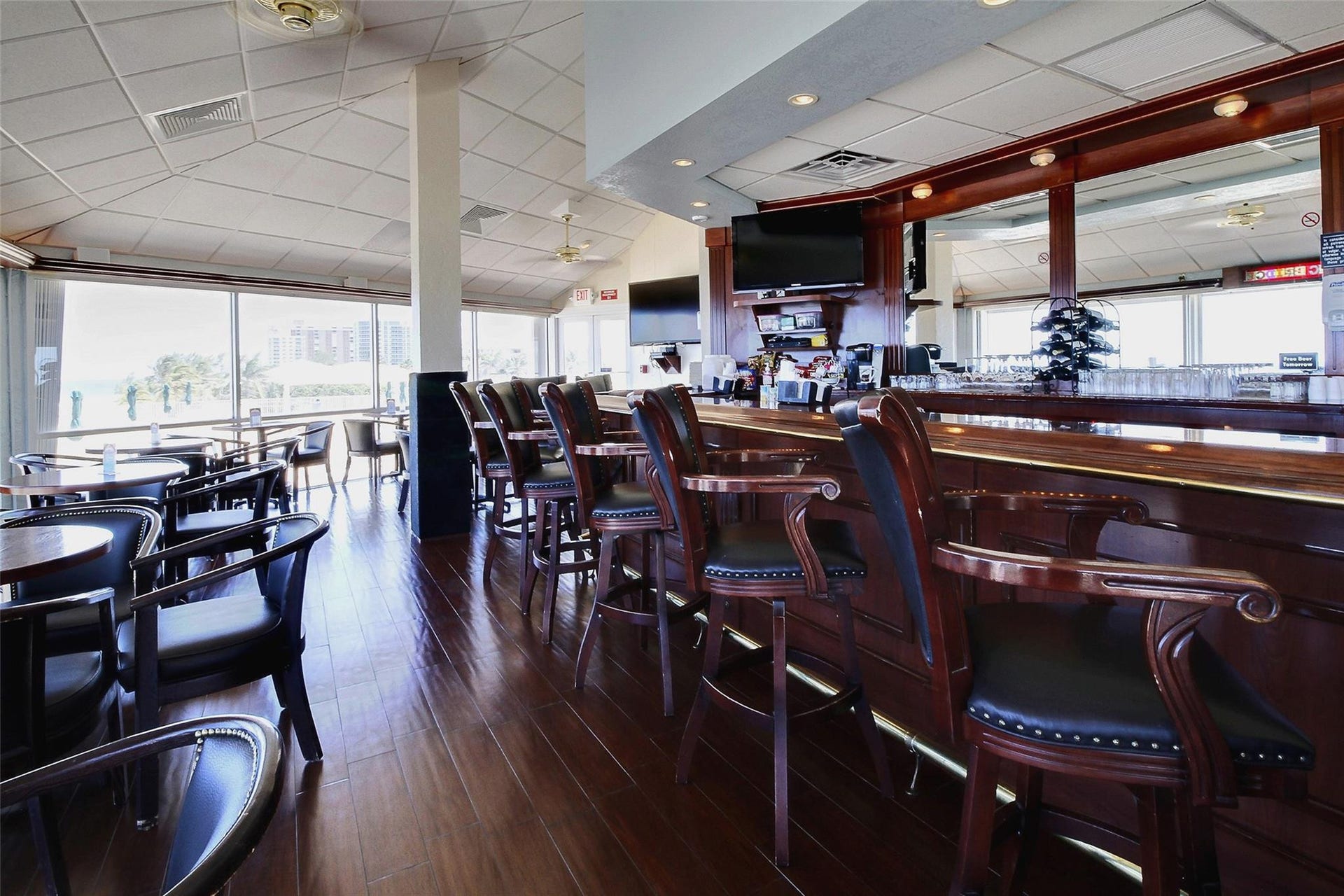 101 Briny Avenue, #1107, Pompano Beach, FL 33062 Bar