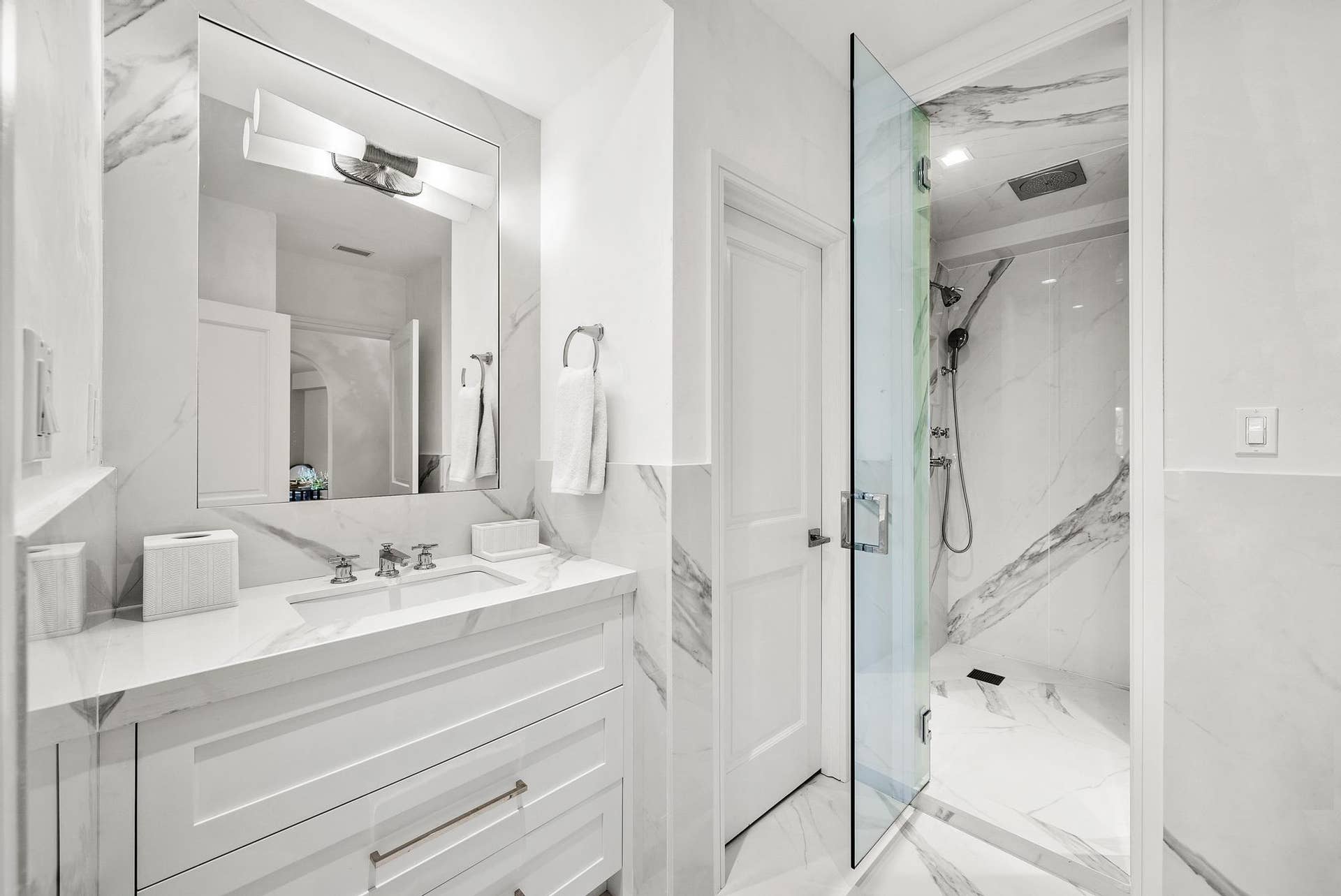 389 S Lake Drive, #2g, Palm Beach, FL 33480 Primary Bathroom