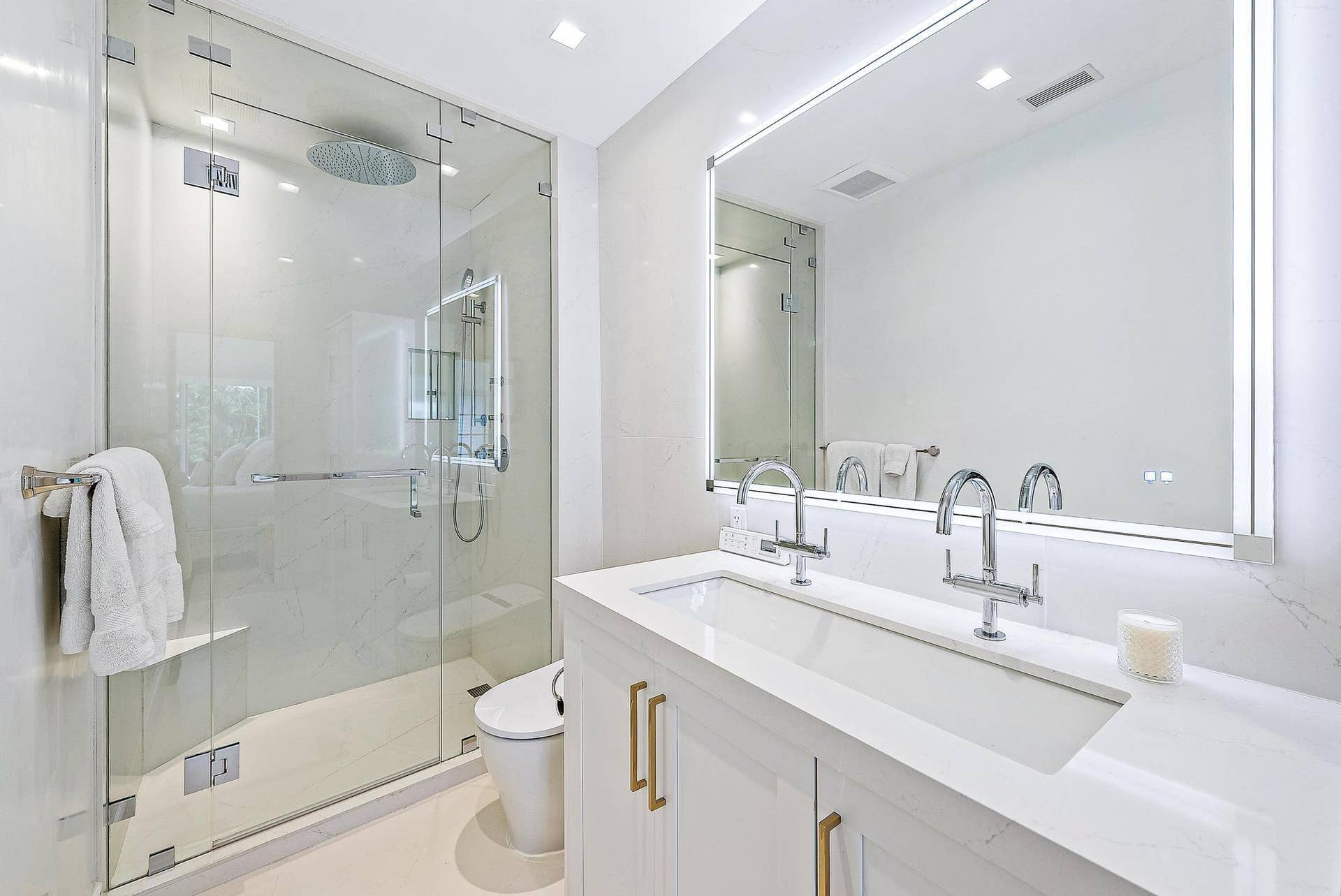 389 S Lake Drive, #2g, Palm Beach, FL 33480 Guest Bathroom