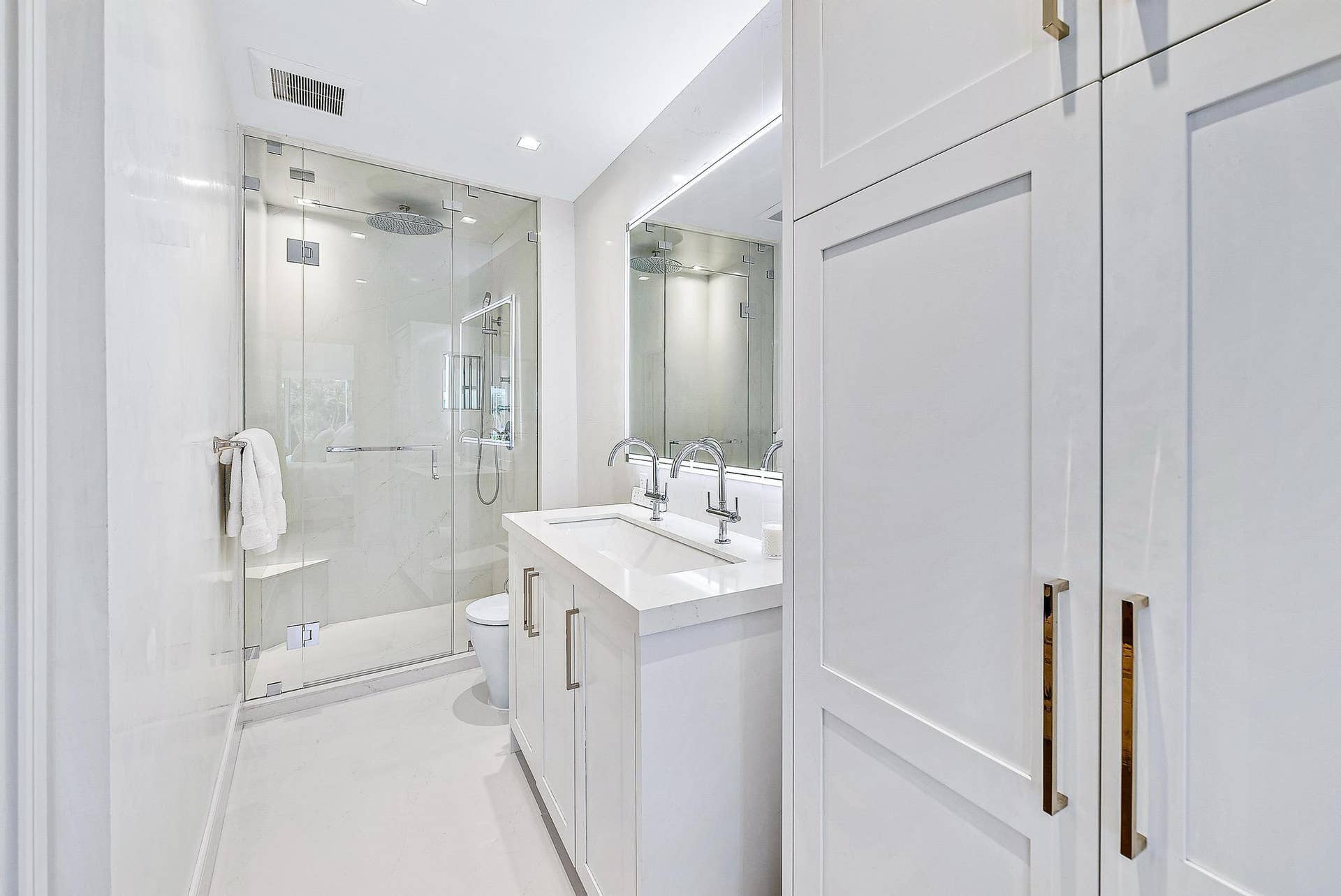 389 S Lake Drive, #2g, Palm Beach, FL 33480 Guest Bathroom