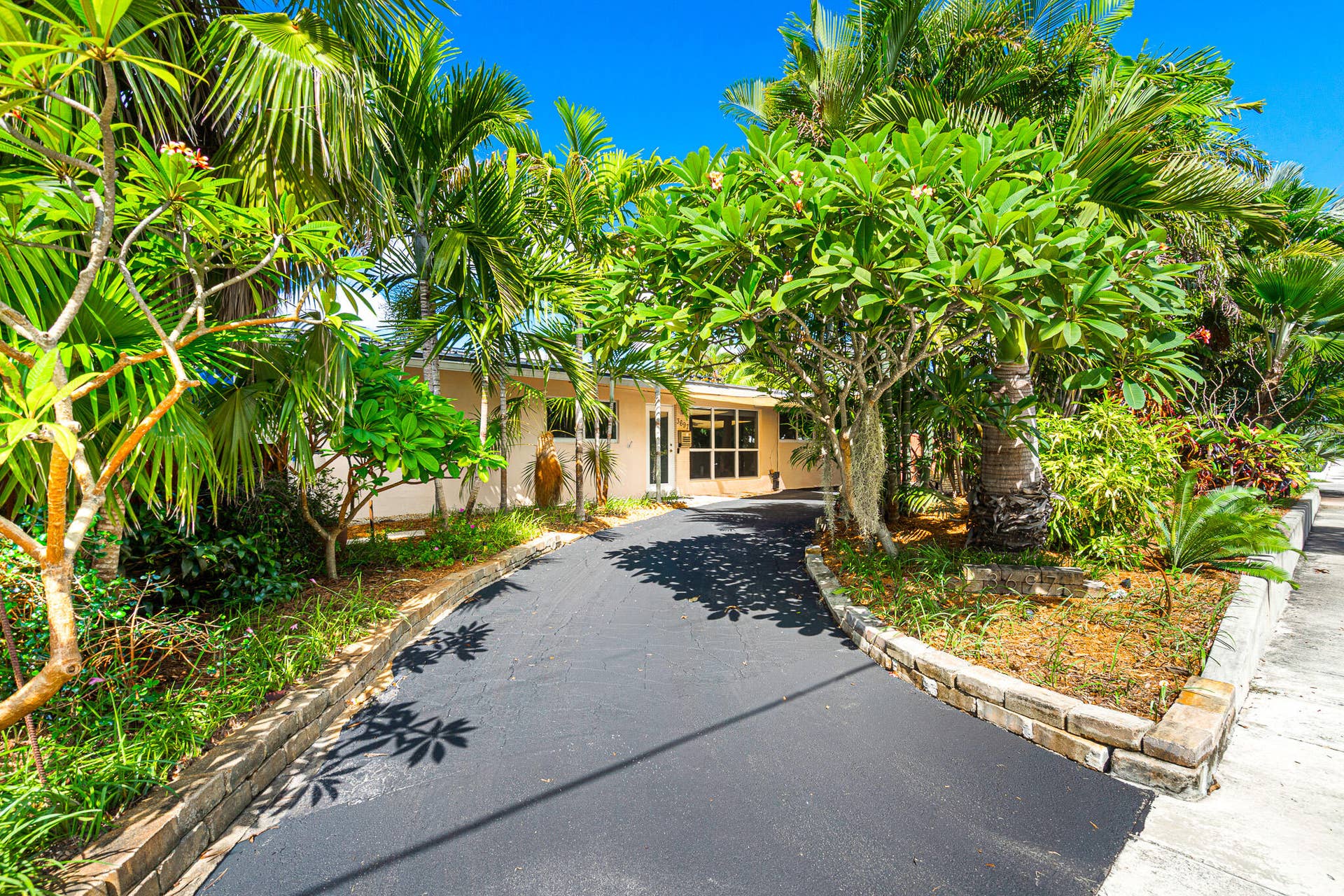 3697 NE 16TH Avenue, Oakland Park, FL 33334 Updated tropical home