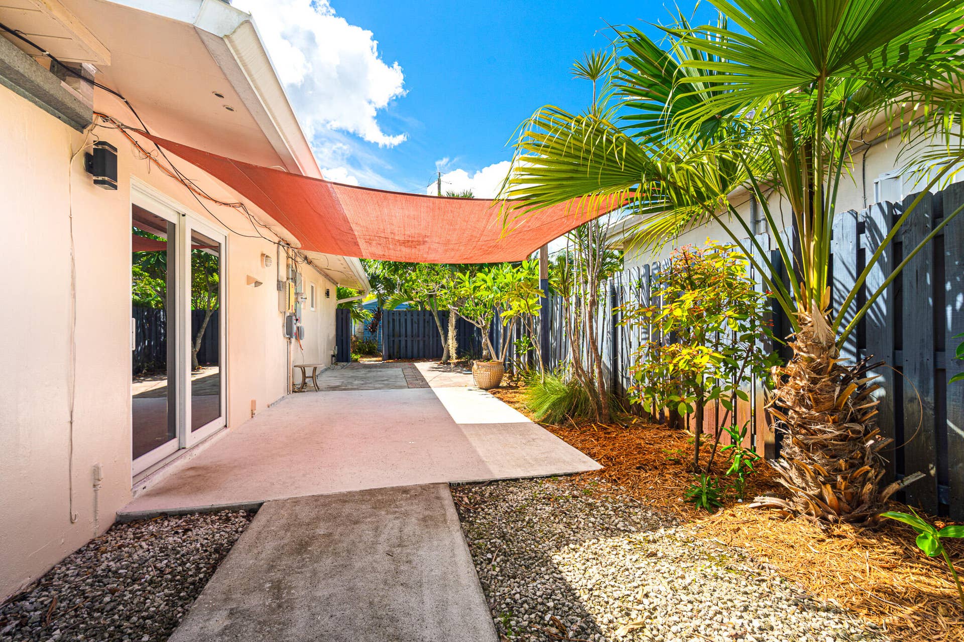 3697 NE 16TH Avenue, Oakland Park, FL 33334 Walkway to side yard