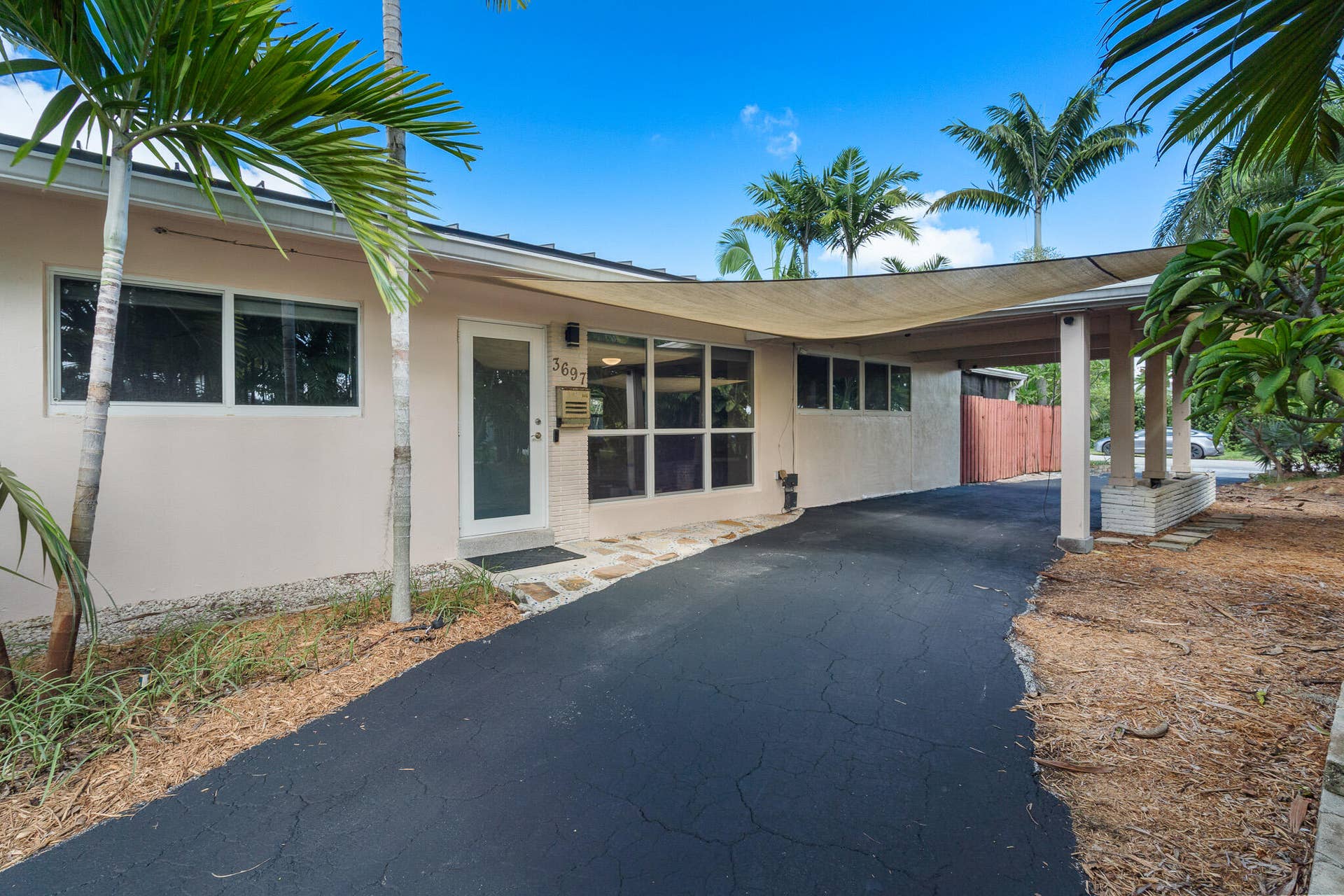 3697 NE 16TH Avenue, Oakland Park, FL 33334 Parking for up to 6