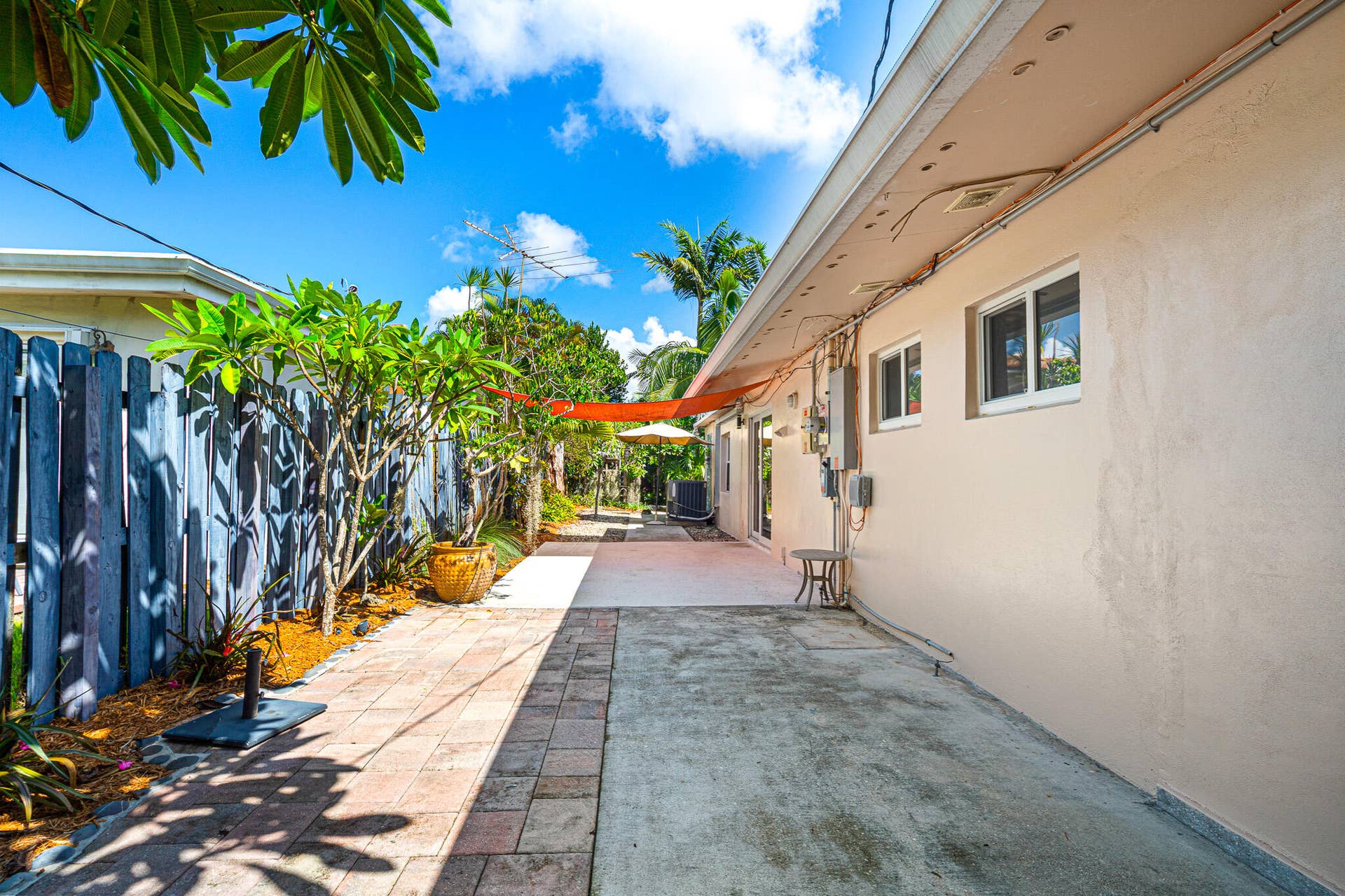 3697 NE 16TH Avenue, Oakland Park, FL 33334 Walk way to side yard