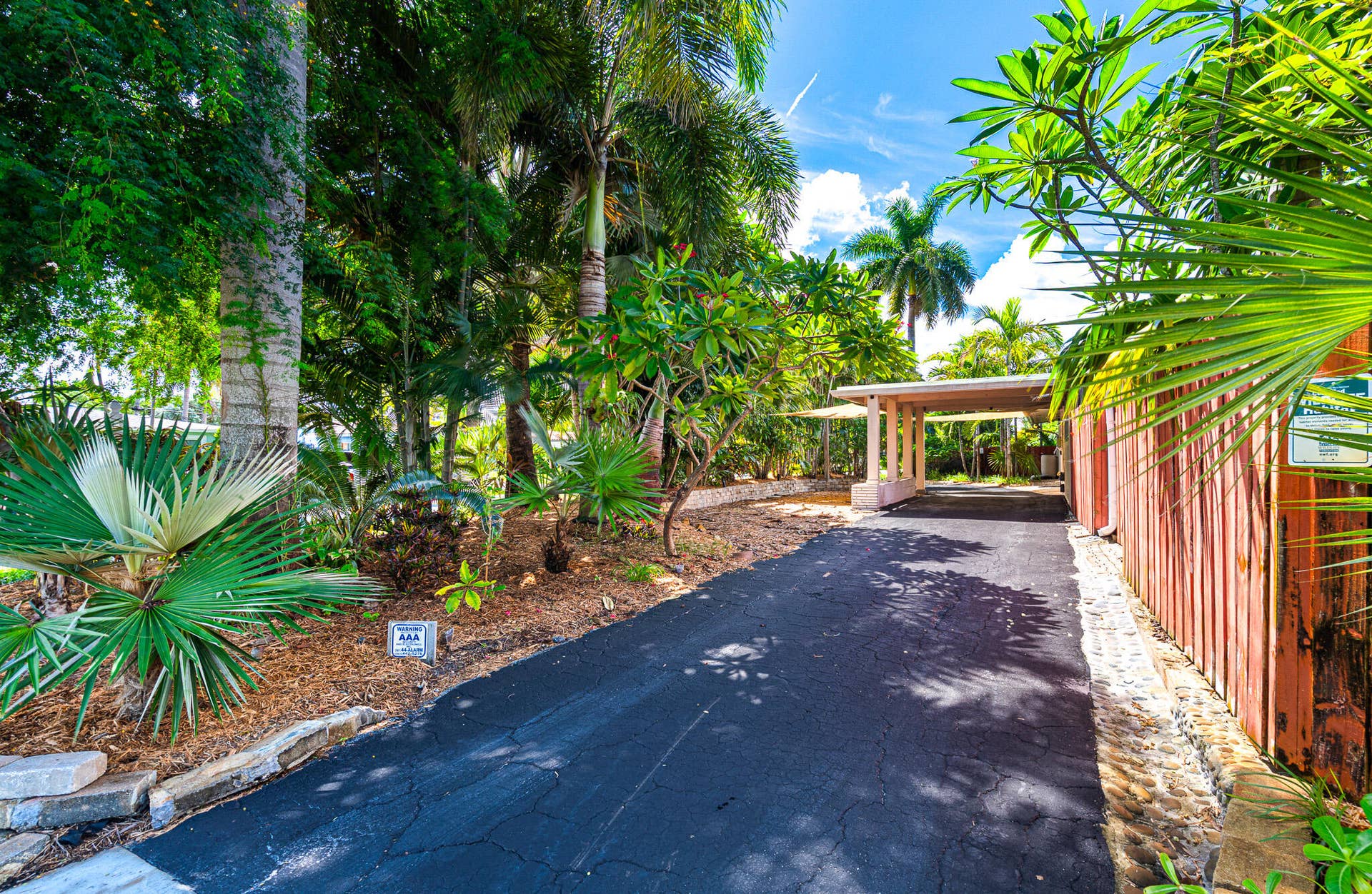 3697 NE 16TH Avenue, Oakland Park, FL 33334 North side drive way