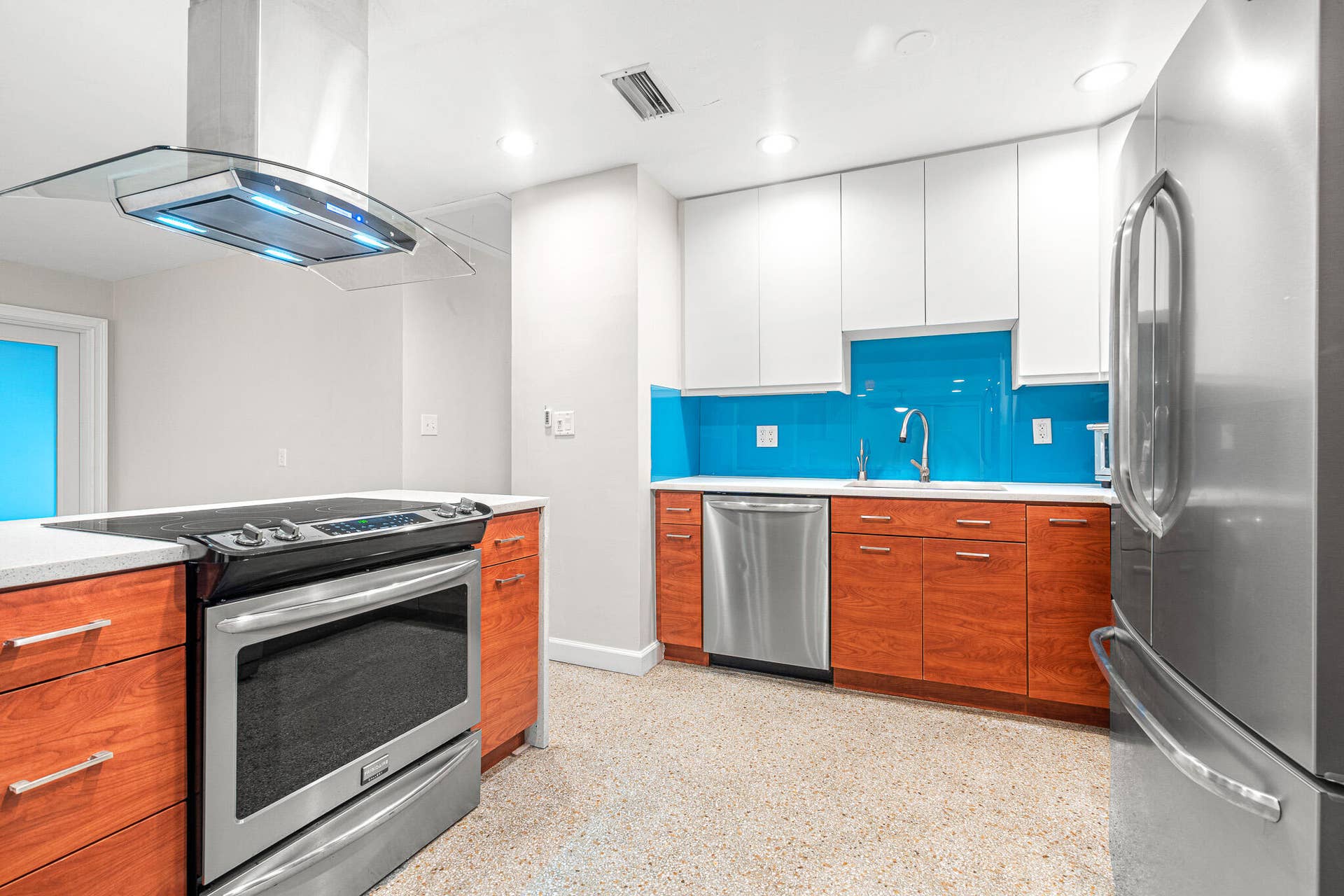 3697 NE 16TH Avenue, Oakland Park, FL 33334 Updated appliances