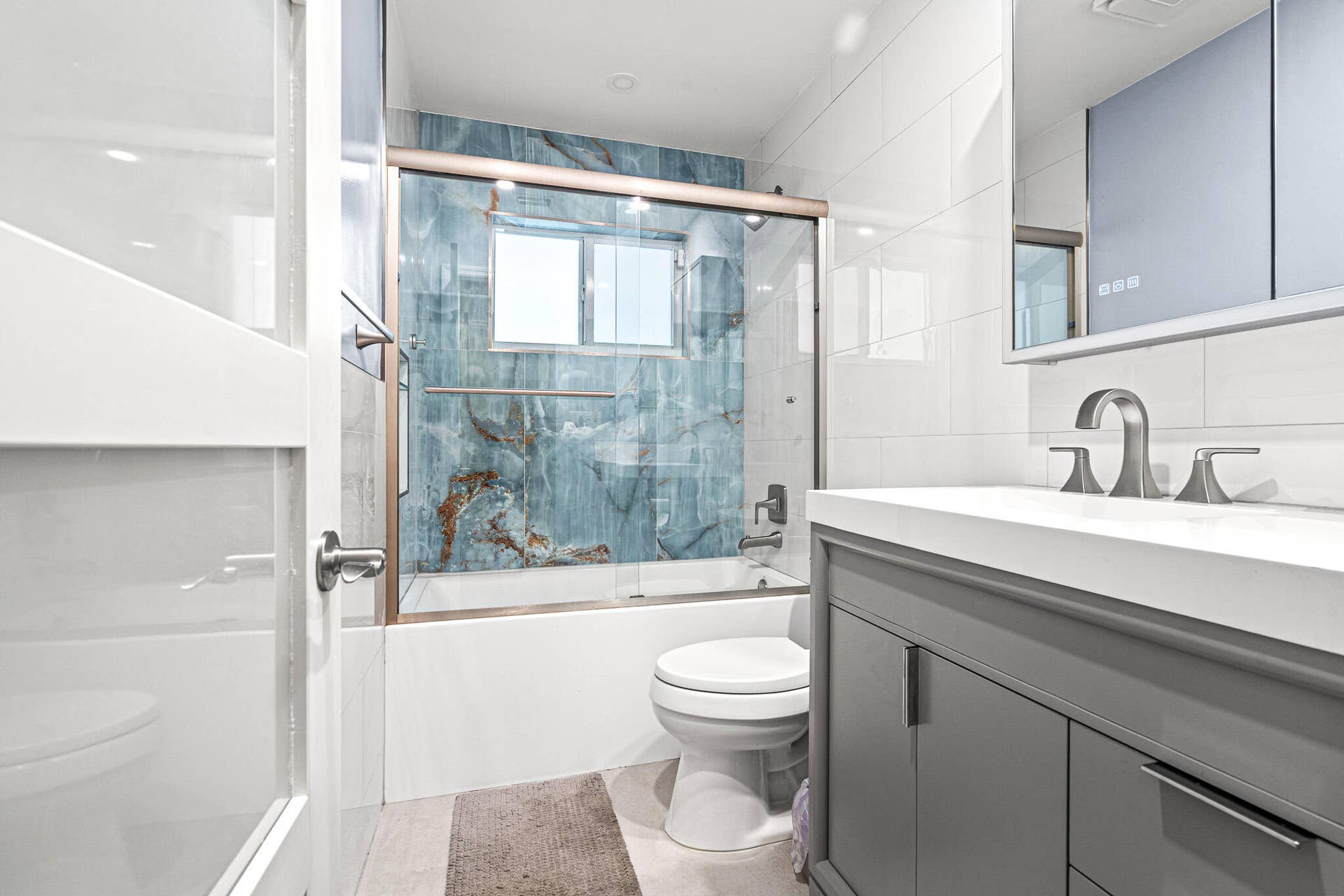 3697 NE 16TH Avenue, Oakland Park, FL 33334 Guest Bathroom