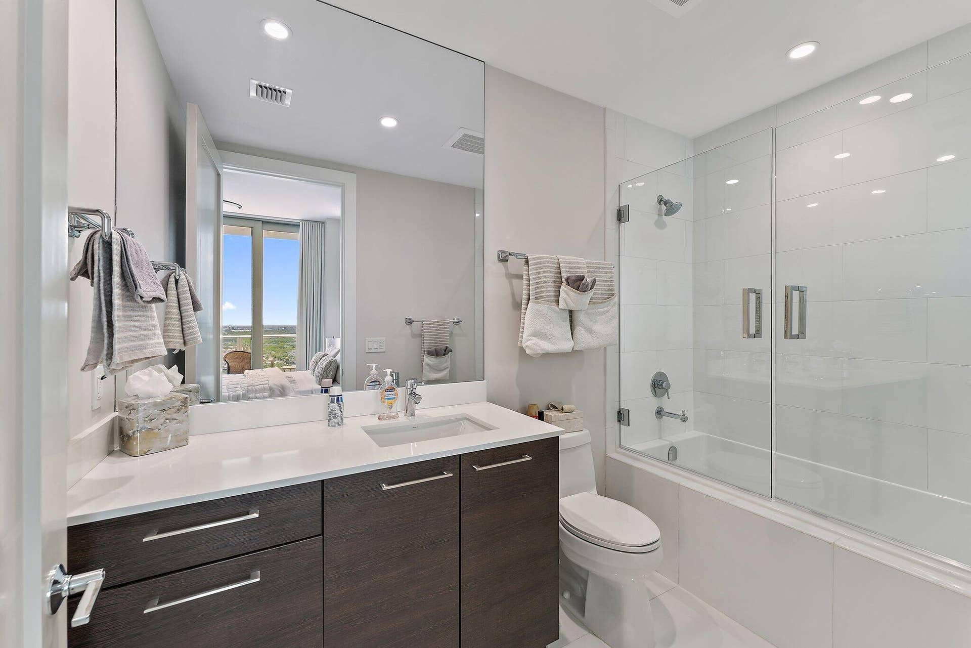 1 Water Club Way, #2003, North Palm Beach, FL 33408 Guest Bath