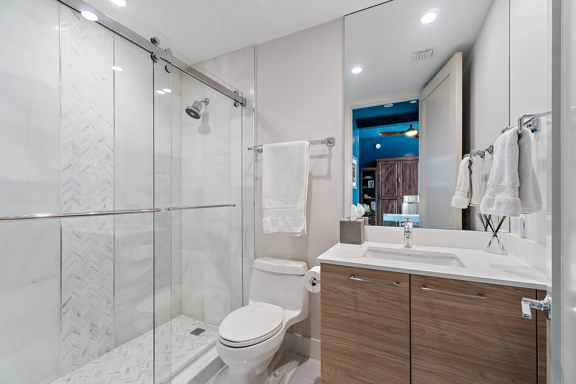 1 Water Club Way, #2003, North Palm Beach, FL 33408 Guest Bath