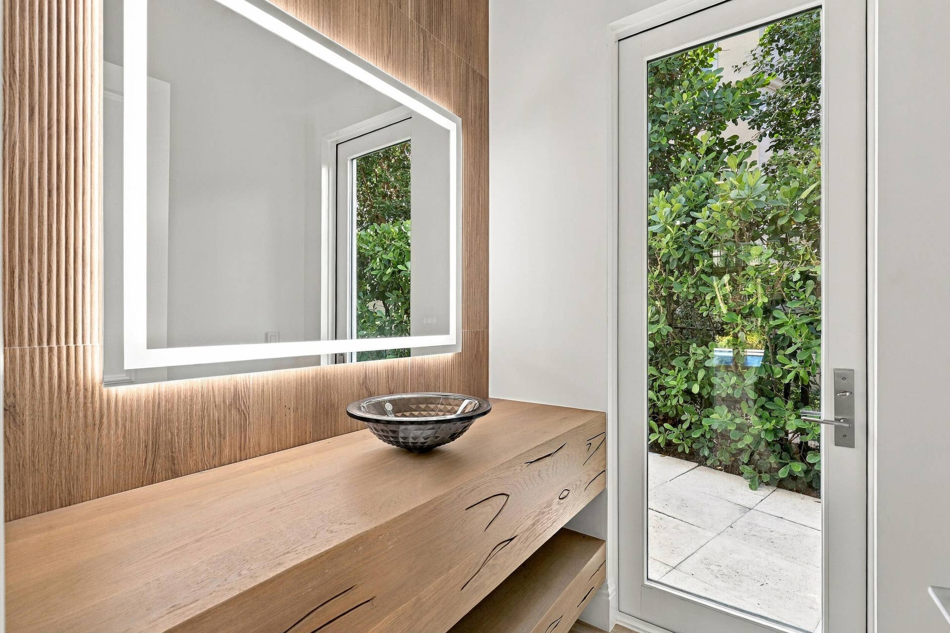 753 HARBOUR ISLE Place, North Palm Beach, FL 33410 Cabana Bath