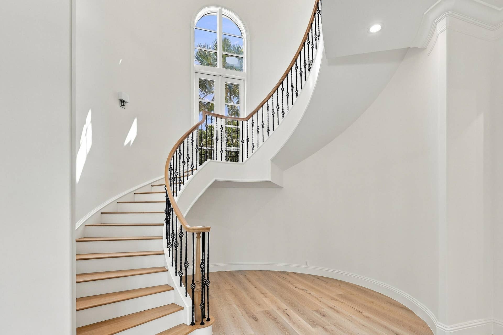 753 HARBOUR ISLE Place, North Palm Beach, FL 33410 Staircase