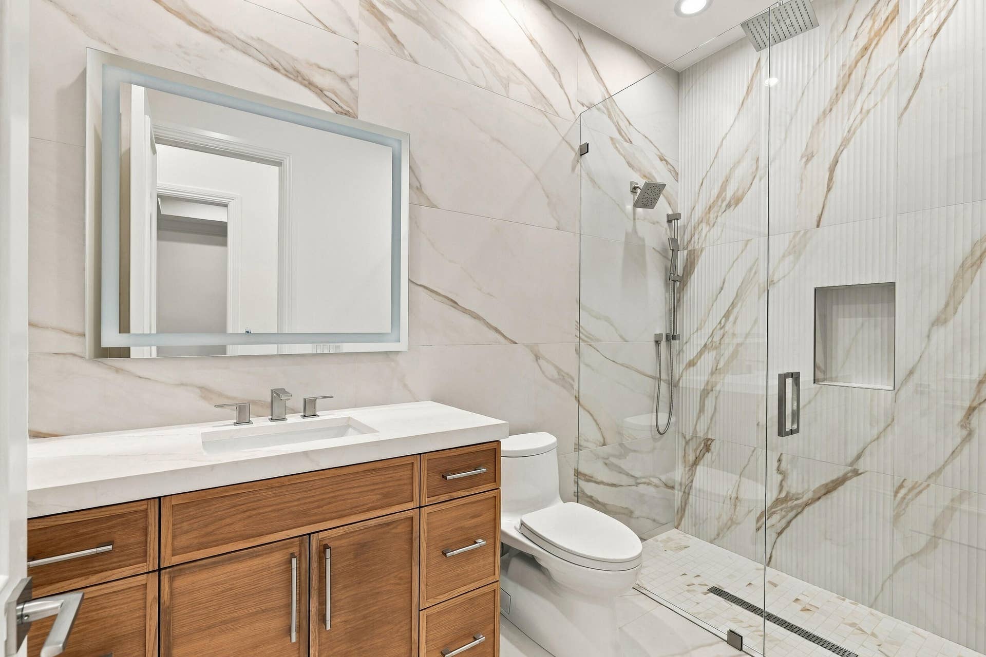 753 HARBOUR ISLE Place, North Palm Beach, FL 33410 Main Level Bath