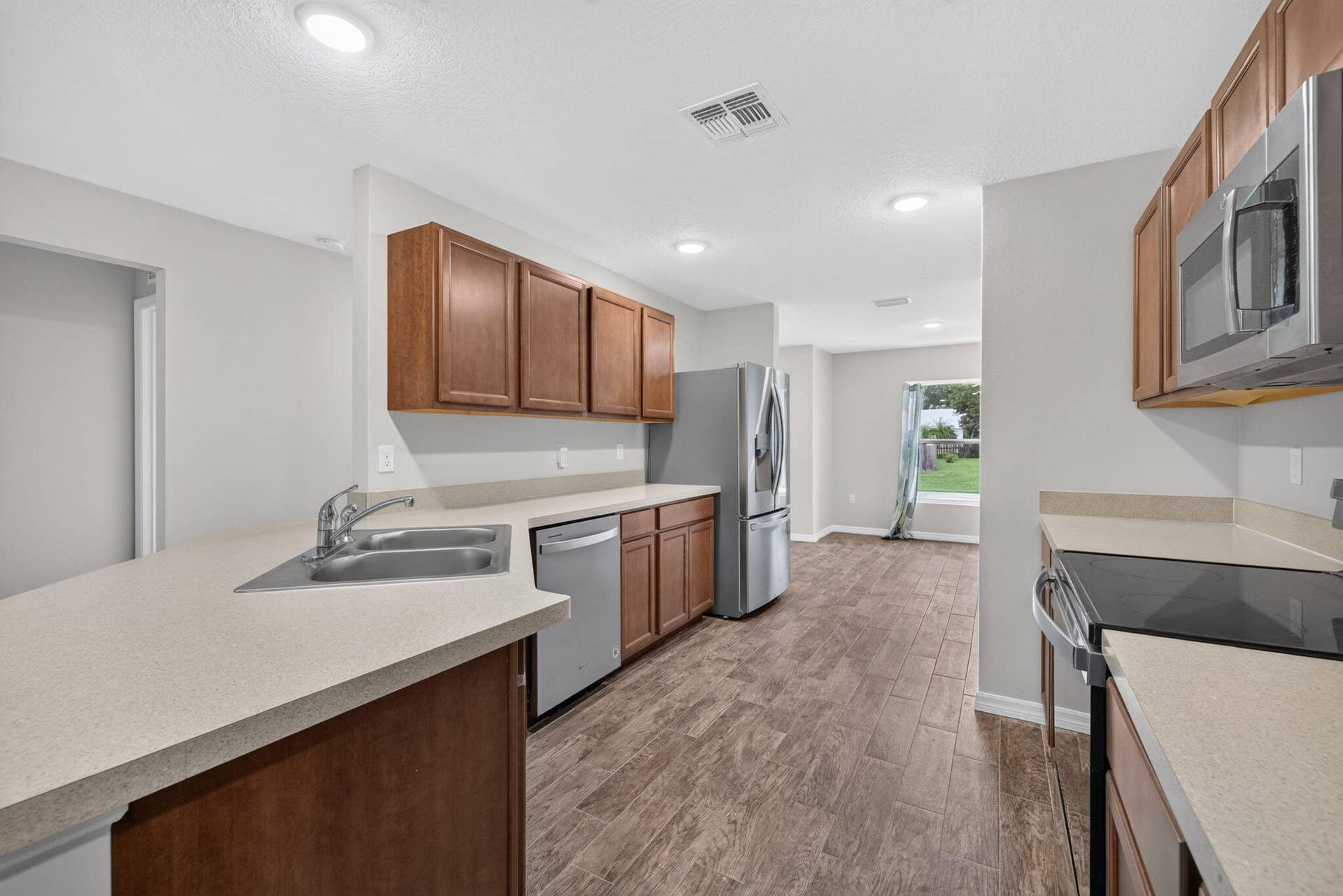 3918 SW BRUNSWICK Street, Port St Lucie, FL 34953 Kitchen