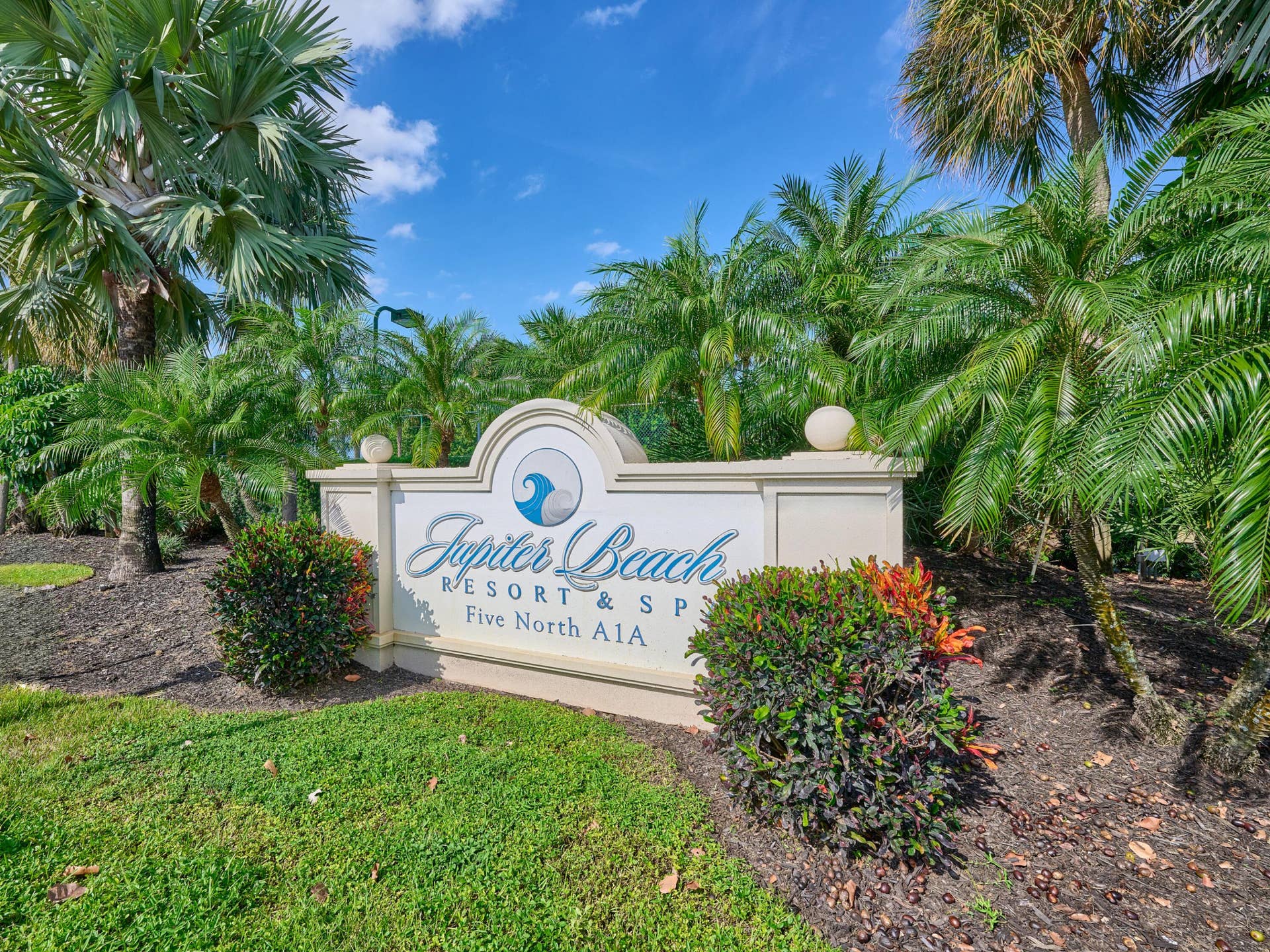 Jupiter Beach Resort across from Park Plaza