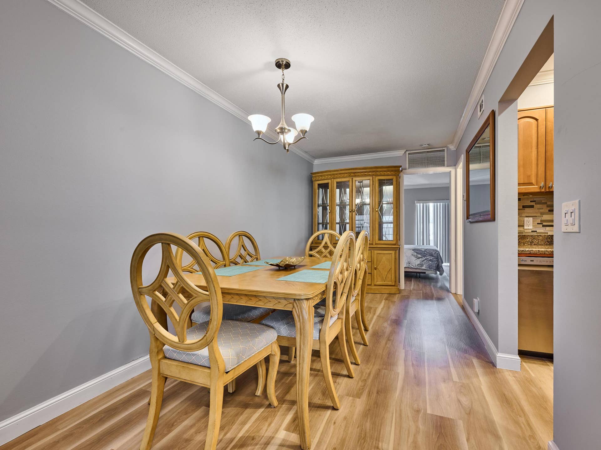 Dining to Kitchen