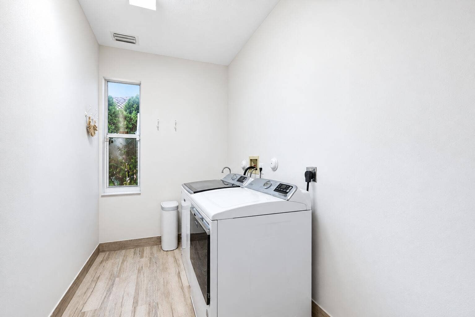 11950 NW 3RD Drive, Coral Springs, FL 33071 Bright Minimalist Laundry Room