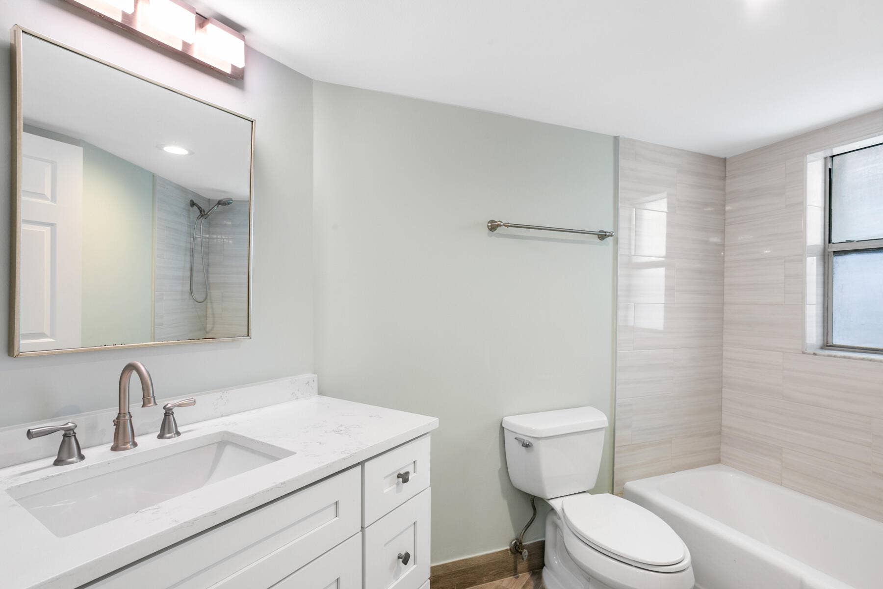 Full Bath - En Suite Bedroom II
