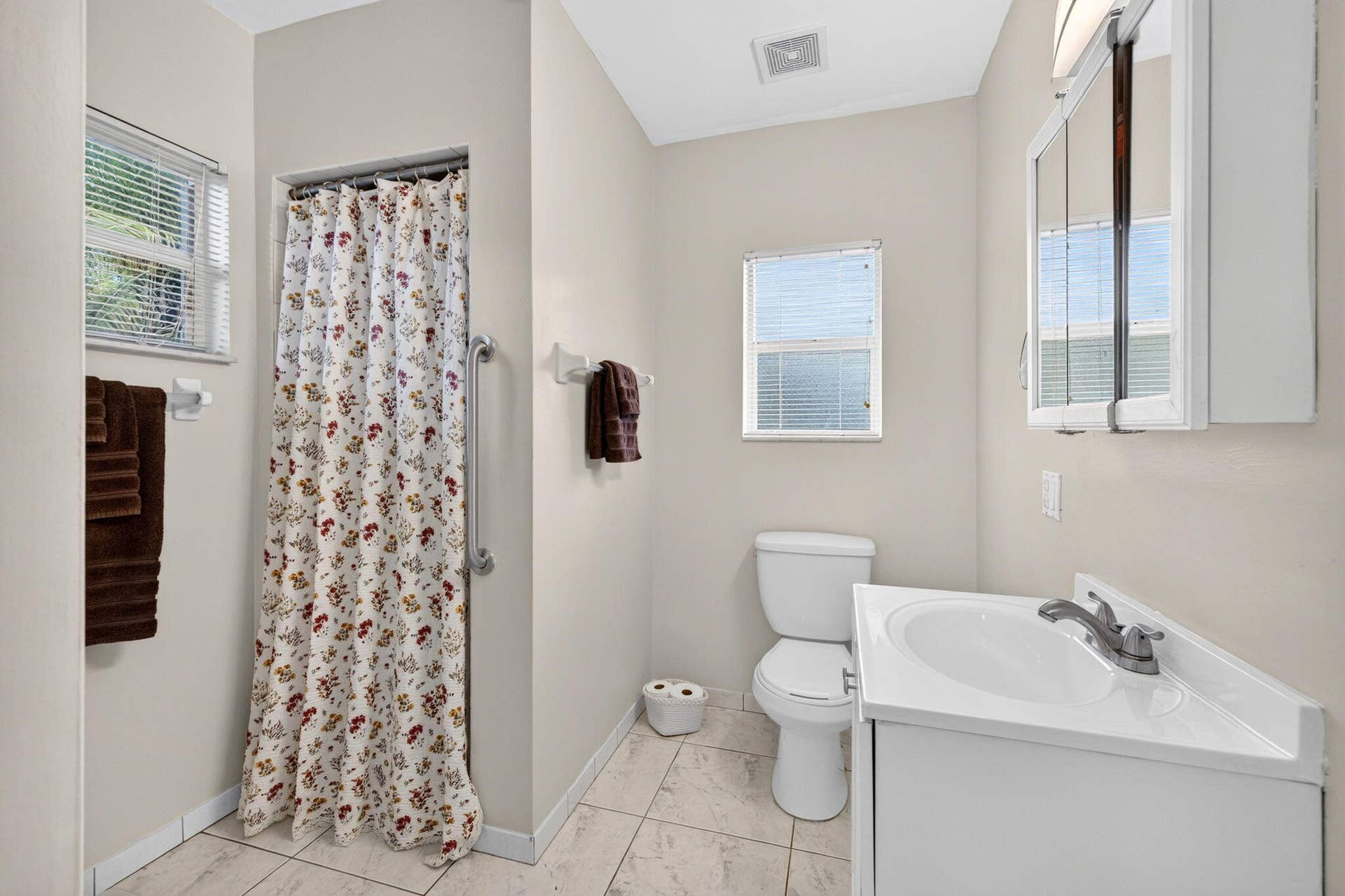 1140 NE 17TH Avenue, Fort Lauderdale, FL 33304 41 Guest House Bath