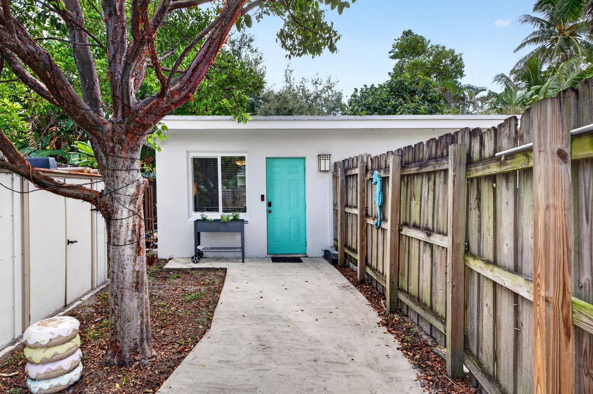 1140 NE 17TH Avenue, Fort Lauderdale, FL 33304 30 Guest House Facade