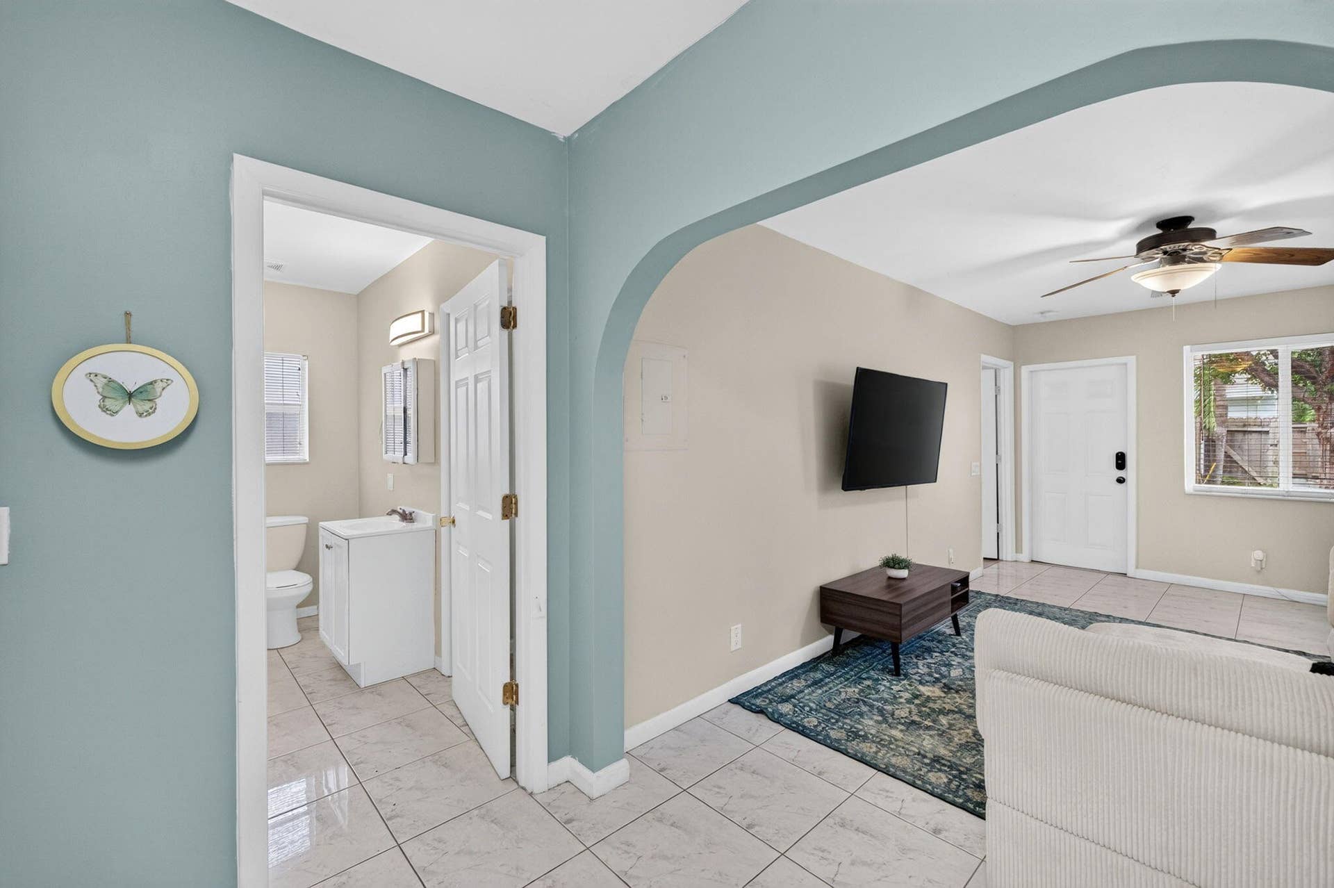 1140 NE 17TH Avenue, Fort Lauderdale, FL 33304 40 Guest House Bath & Living