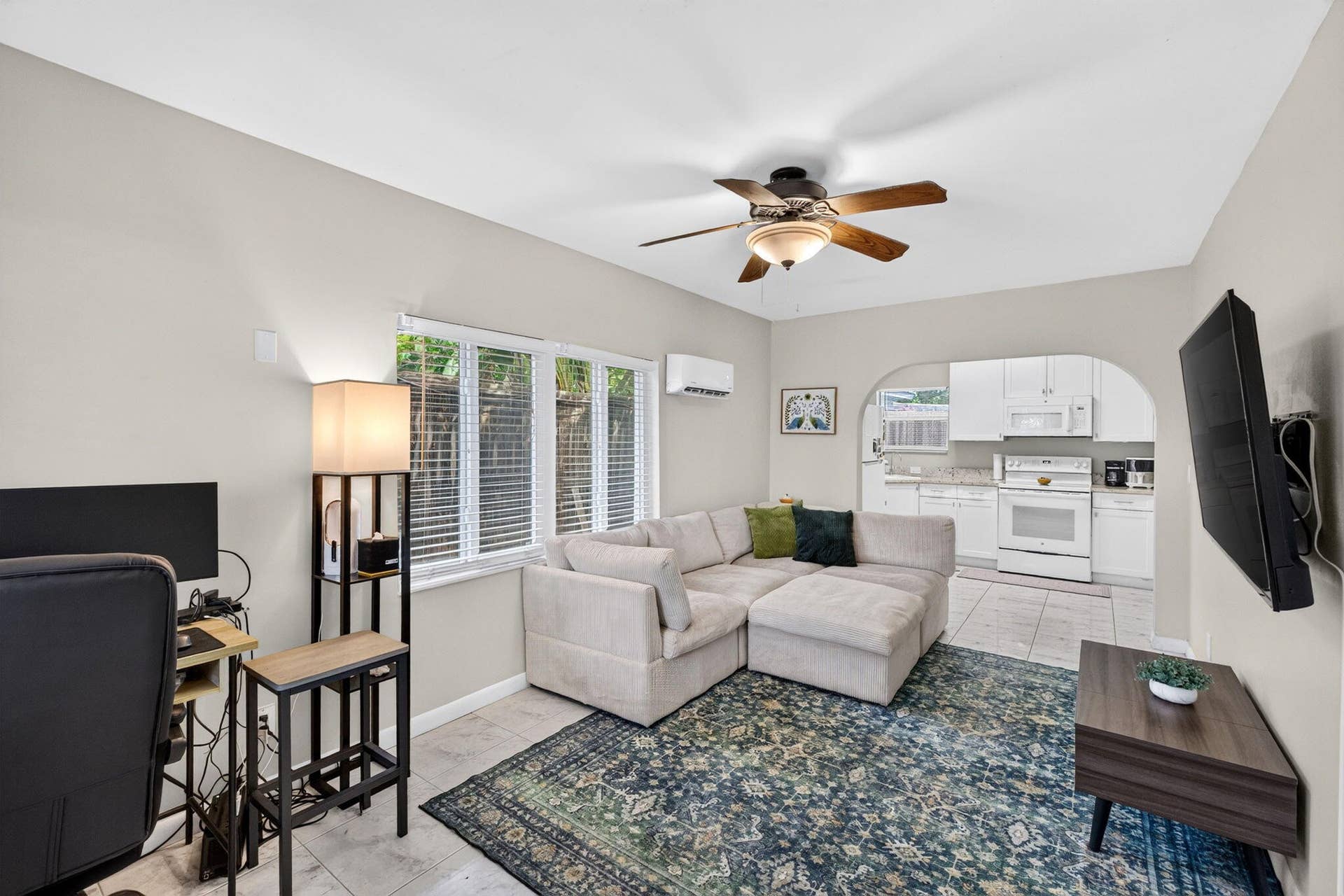 1140 NE 17TH Avenue, Fort Lauderdale, FL 33304 32 Guest House Living Room
