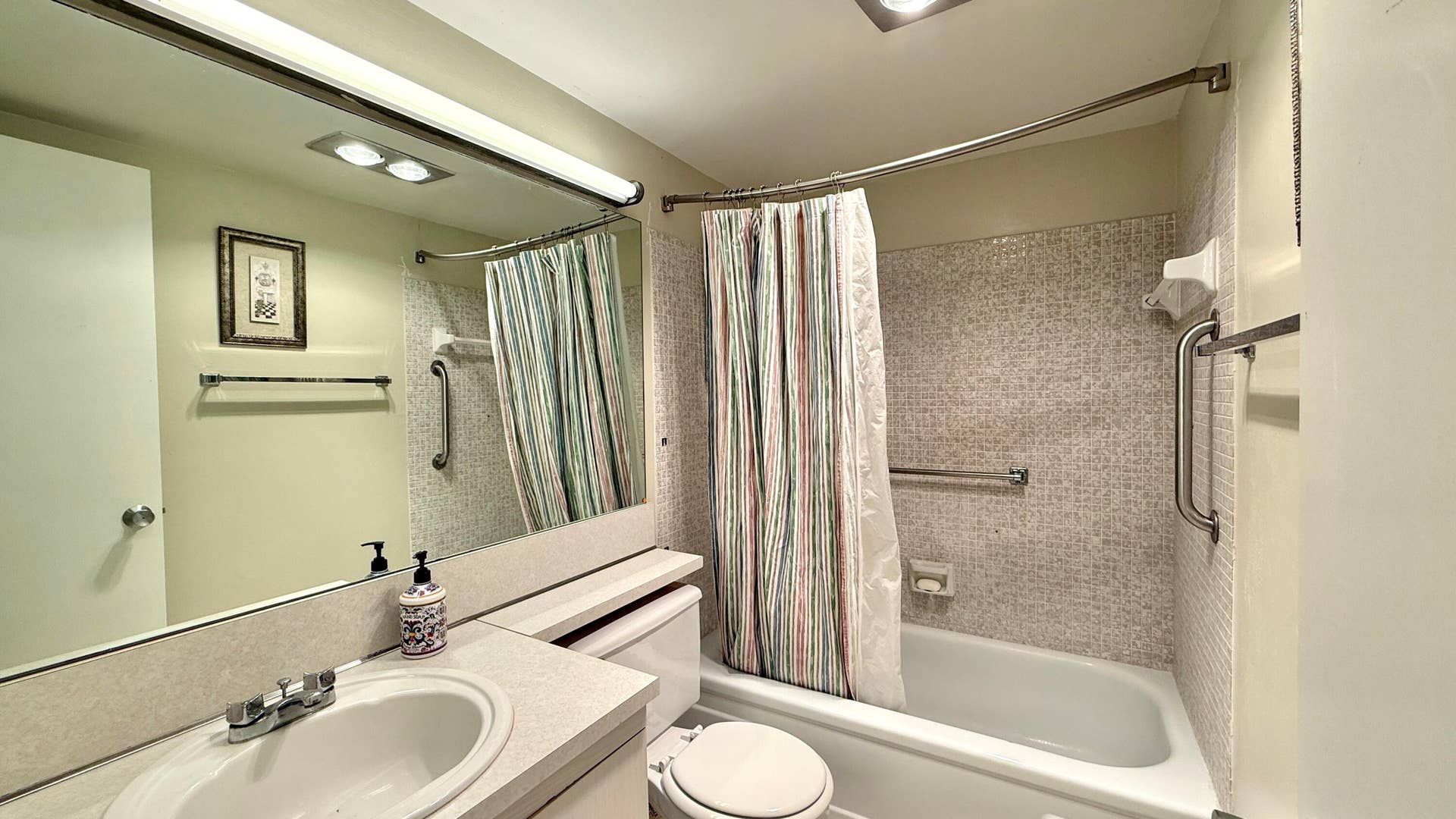 4075 NEWPORT Q Drive, Deerfield Beach, FL 33442 Main Bathroom