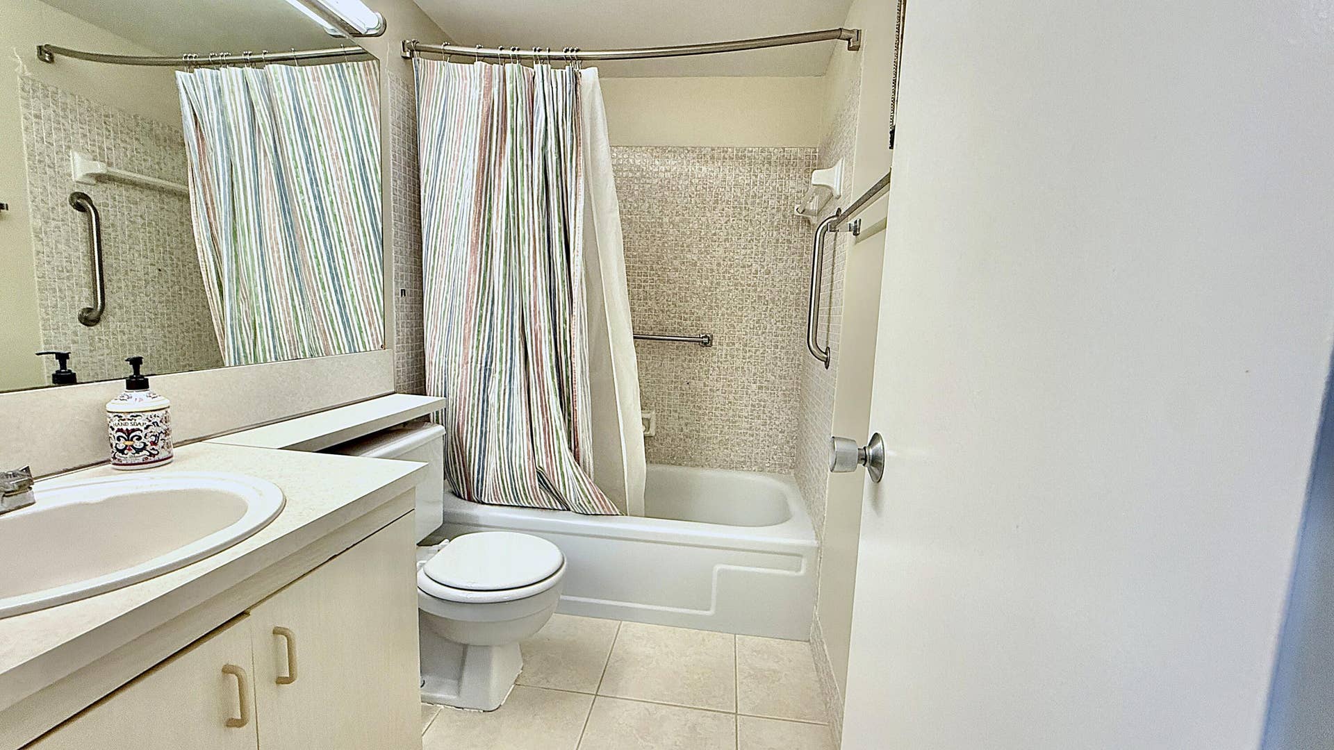 4075 NEWPORT Q Drive, Deerfield Beach, FL 33442 Main Bathroom